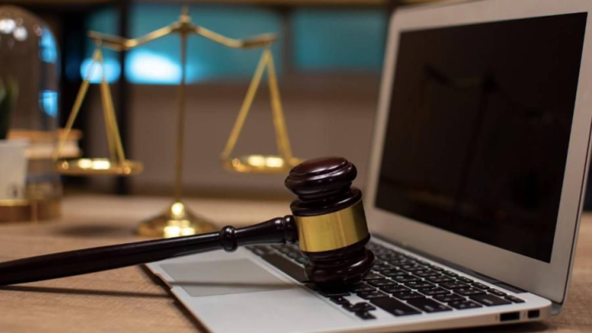 مطرقة قاض وجهاز كمبيوتر "تعبيرية"