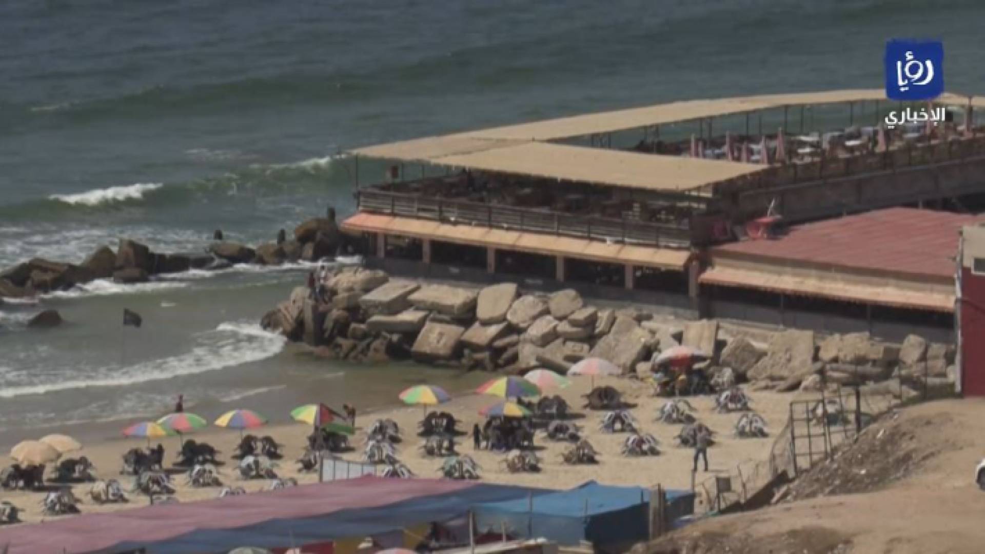 أهالي غزة على شواطئها