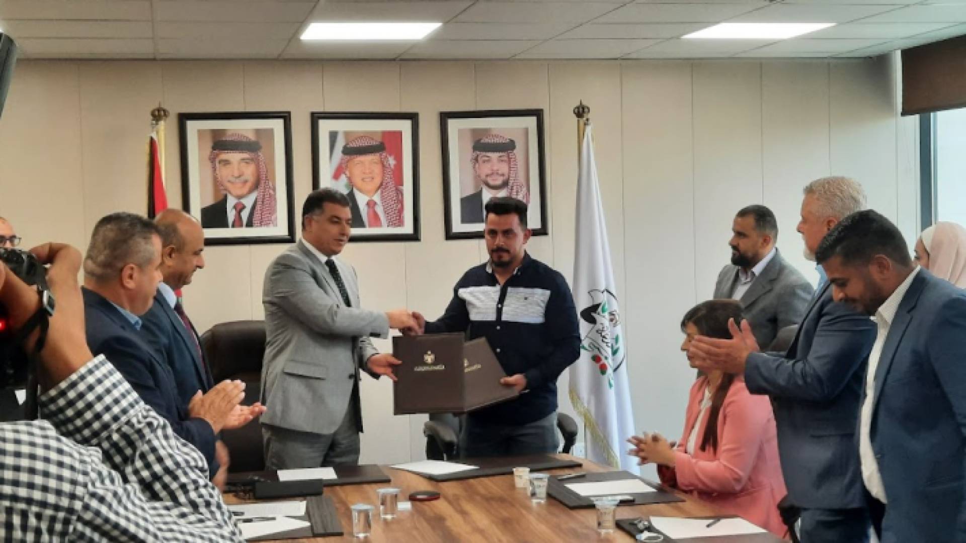 جانب من توقيع الاتفاقية