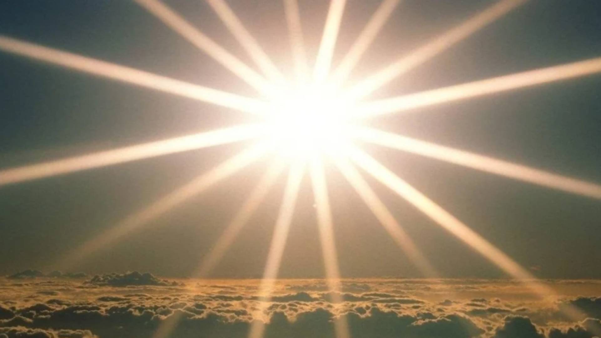 صورة لشمس تتوسط السماء