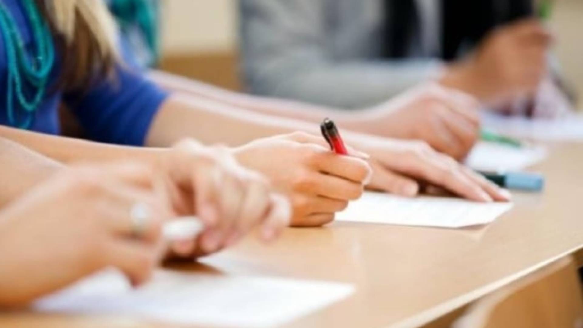 طلبة يؤدون امتحان