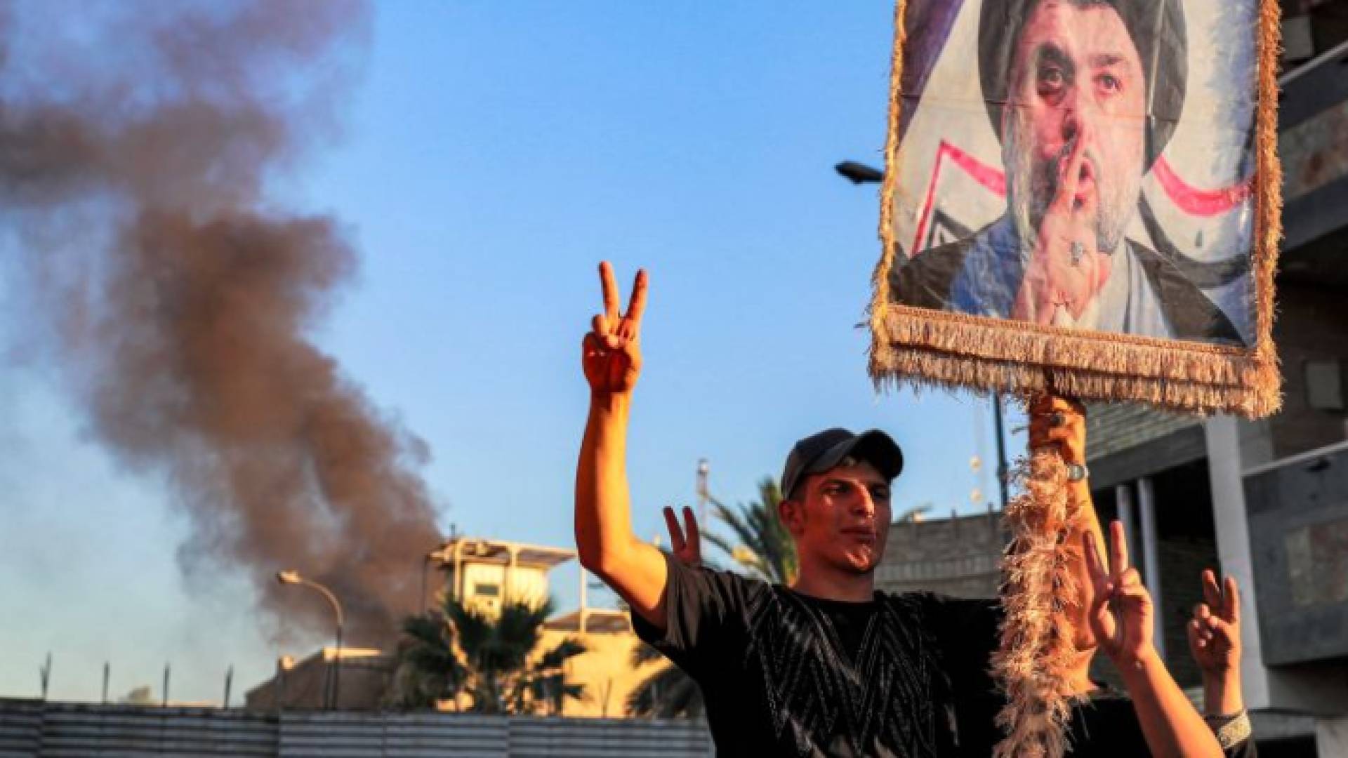 جانب من اقتحام السفارة السويدية في بغداد