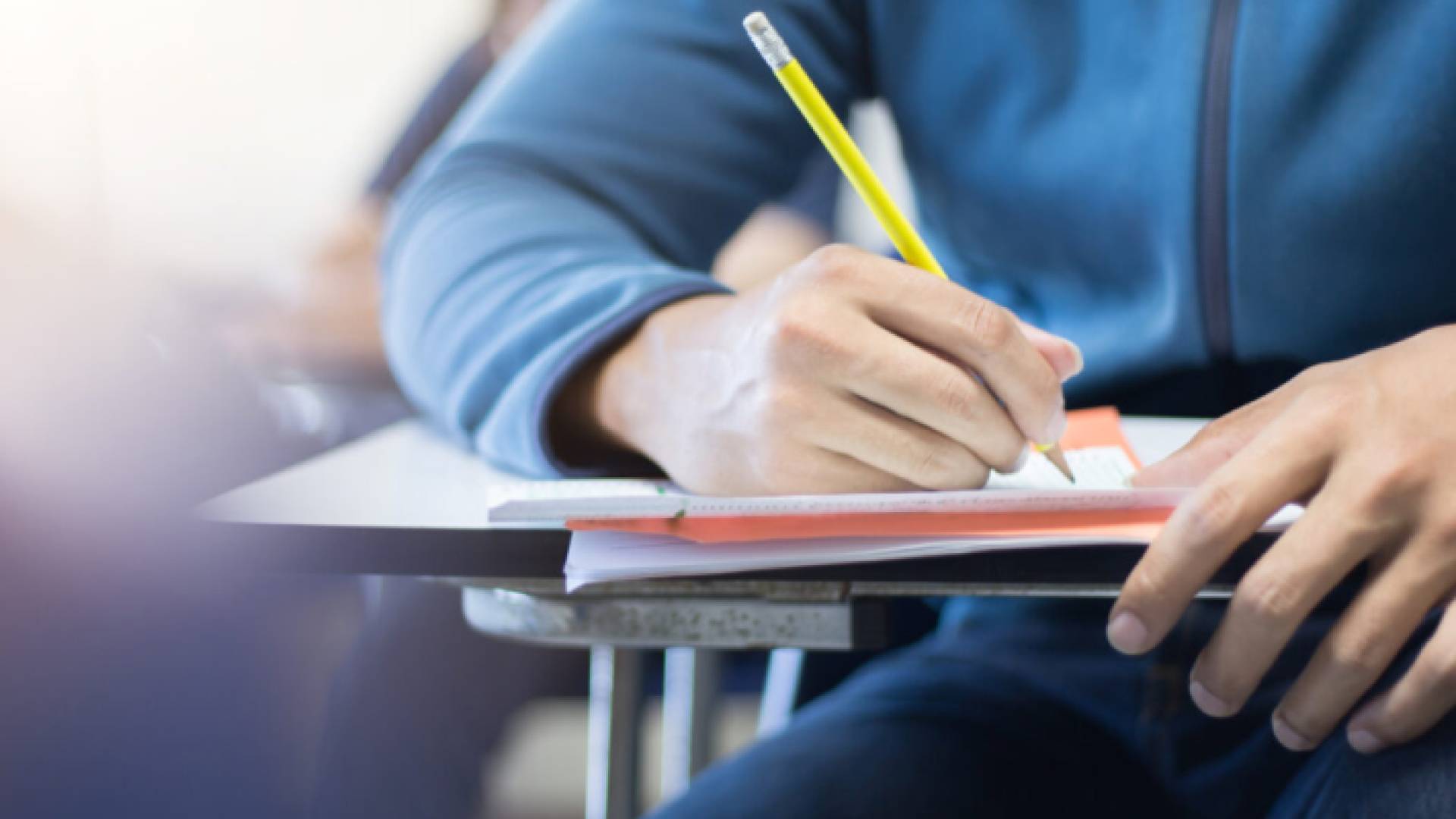 طالب يؤدي الامتحان