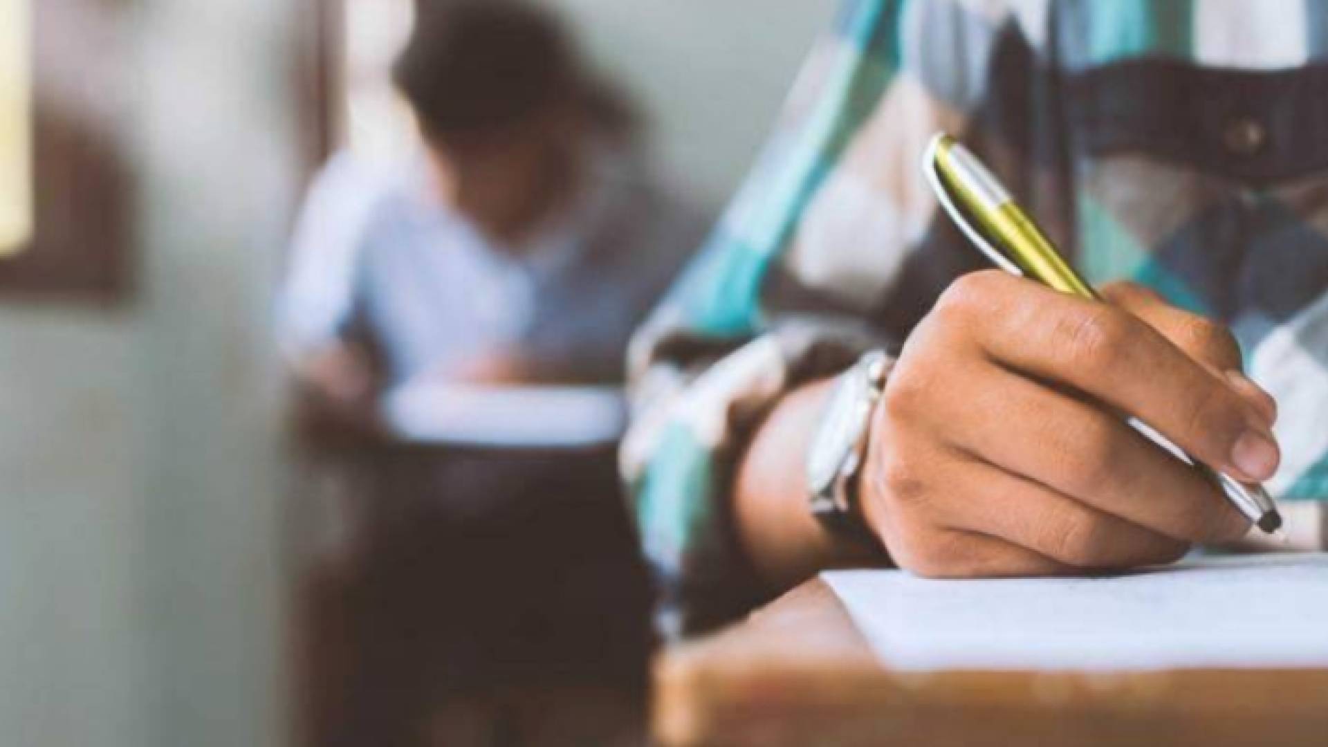 طالب يؤدي الامتحان