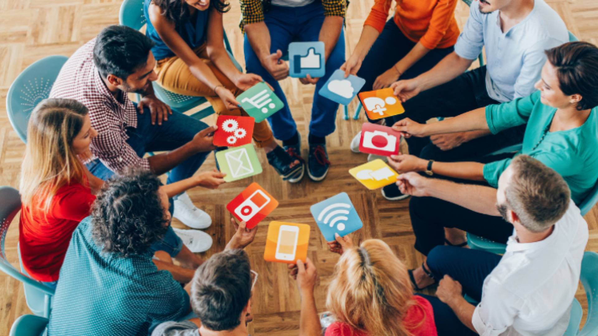 أشخاص يستخدمون وسائل التواصل الاجتماعي