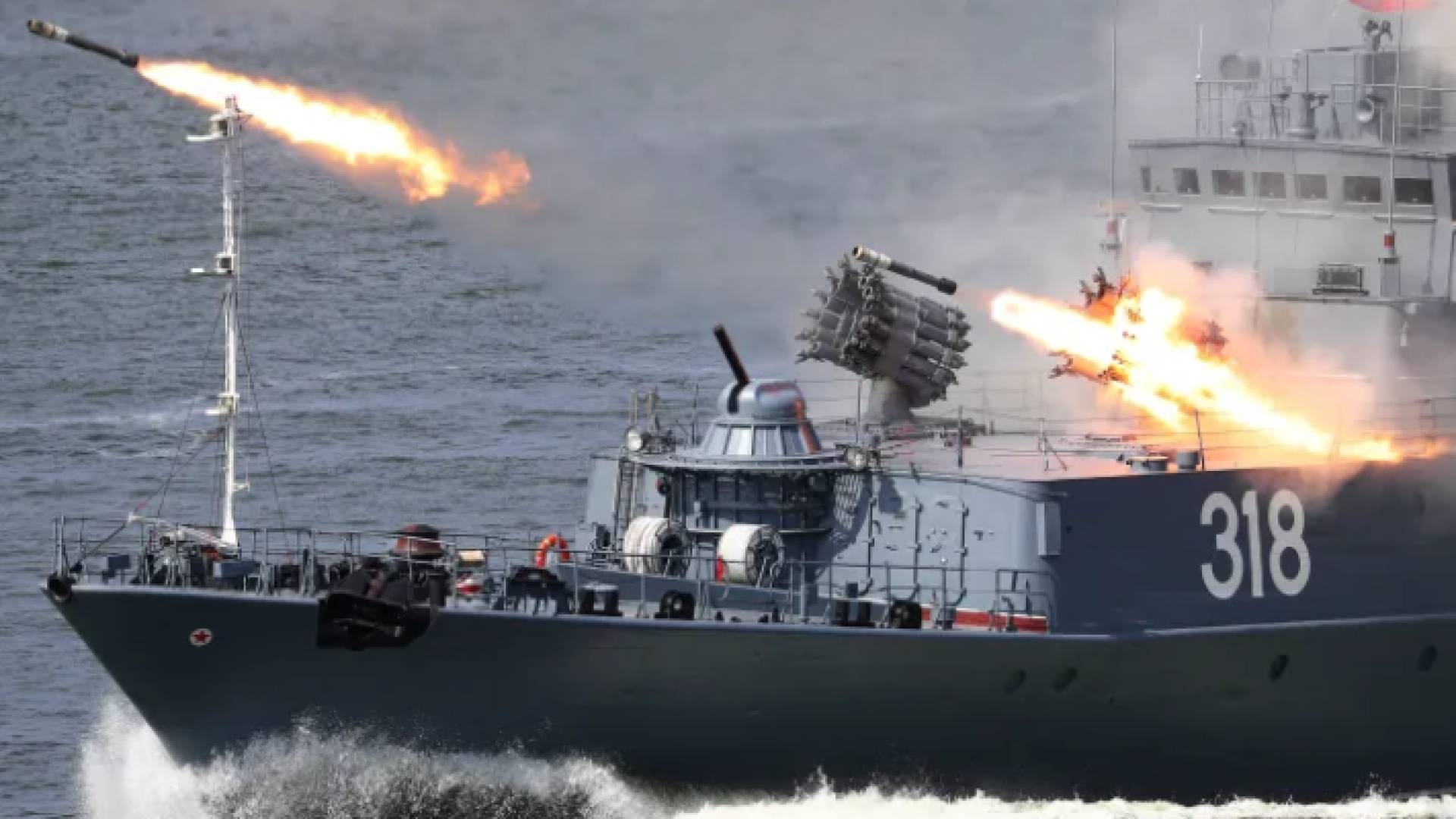 إطلاق صواريخ من سفينة حربية