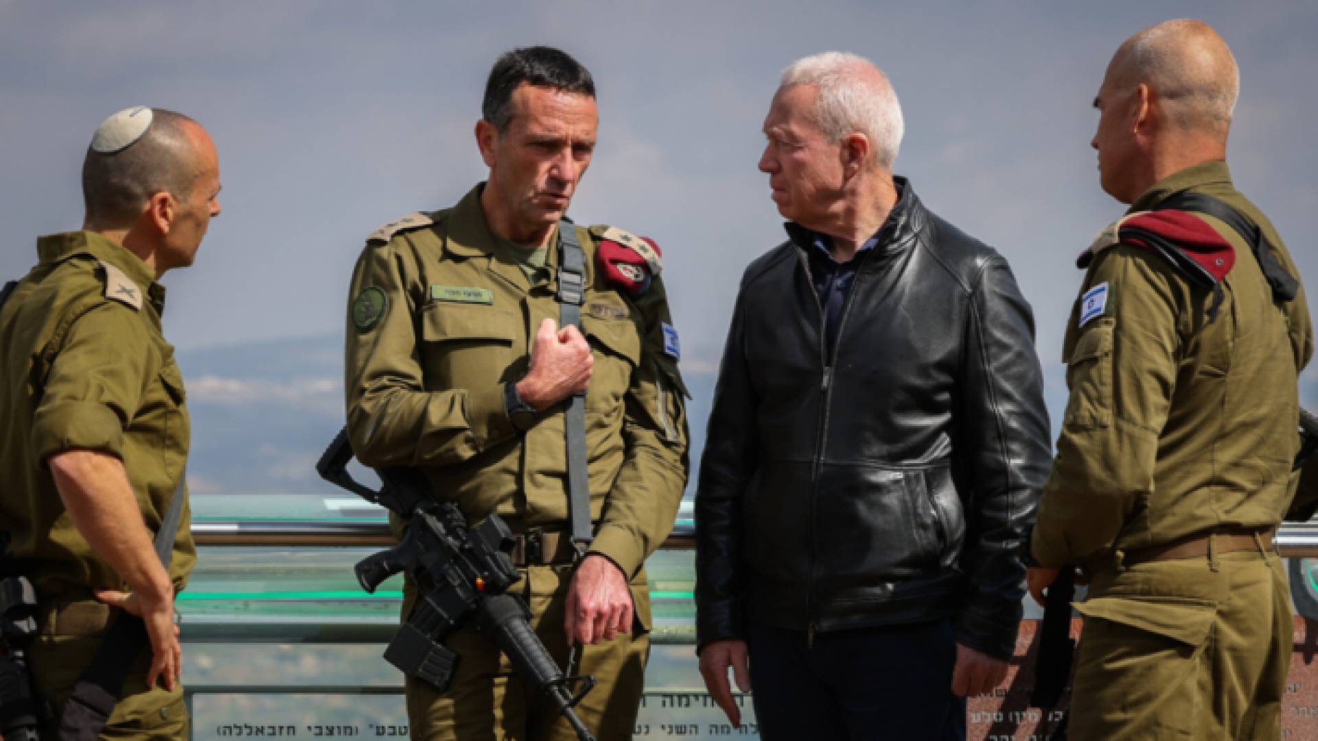 يوآف غالانت وسط جنود الاحتلال