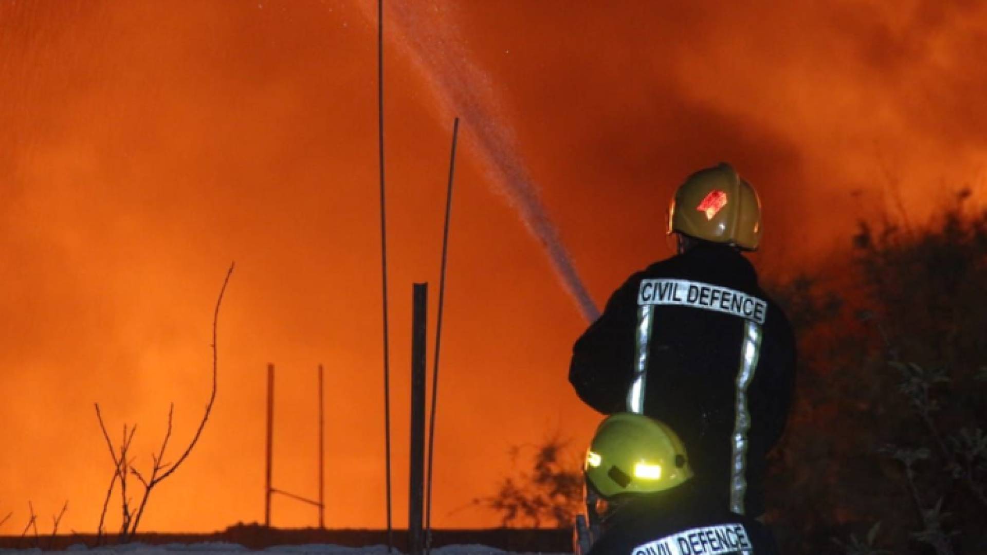 تعامل رجال الإطفاء مع حريق