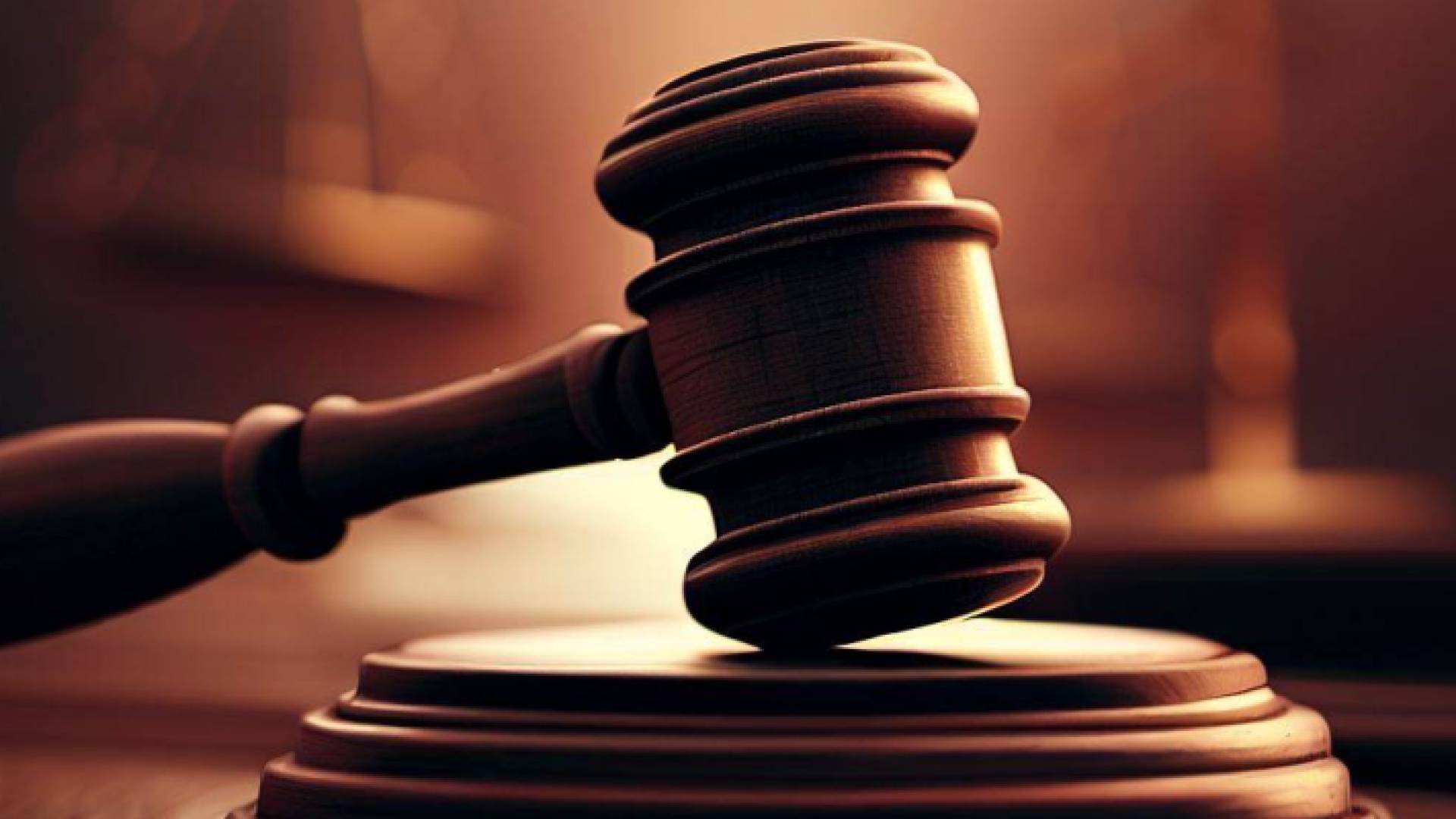 مطرقة محكمة بتقنية الذكاء الاصطناعي