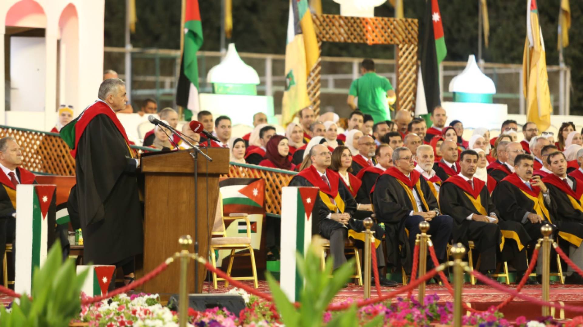 رئيس الجامعة الأردنية الدكتور نذير عبيدات أثناء إلقاءه كلمة الخريجين