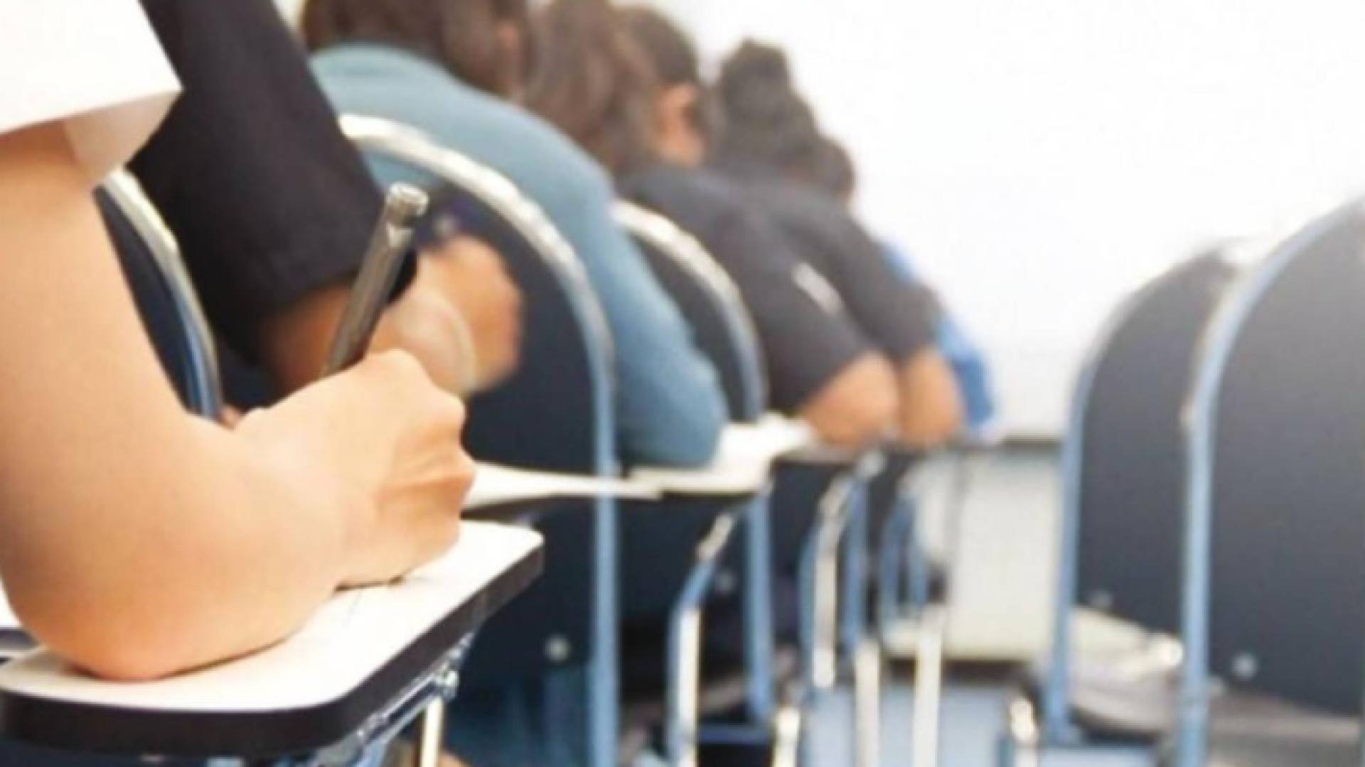 طلبة يؤدون امتحان