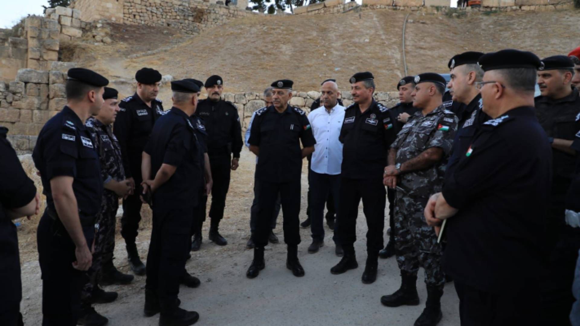 مدير الأمن العام خلال زيارته موقع مهرجان جرش