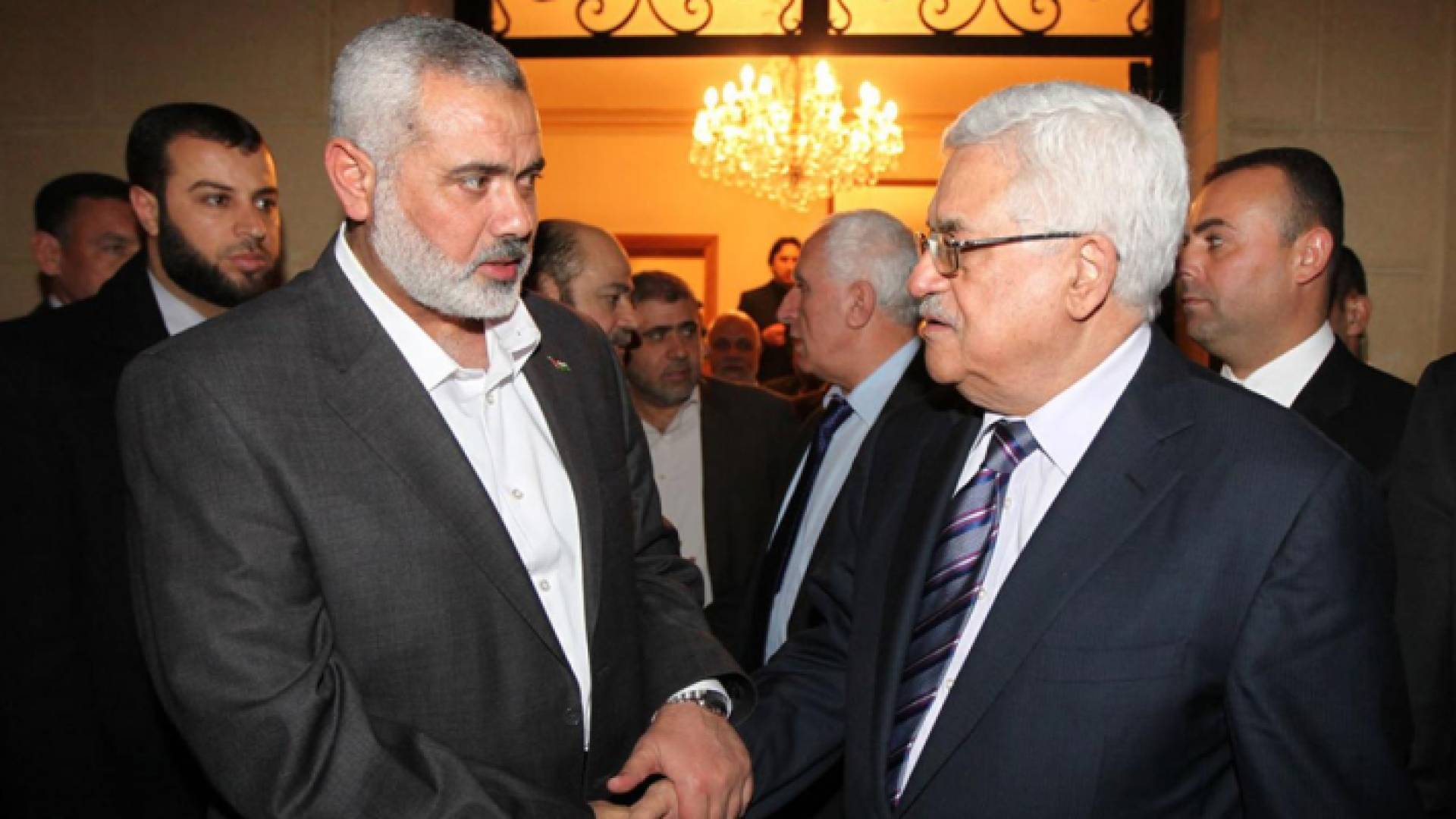 الرئيس الفلسطيني محمود عباس ورئيس المكتب السياسي لحركة حماس اسماعيل هنية