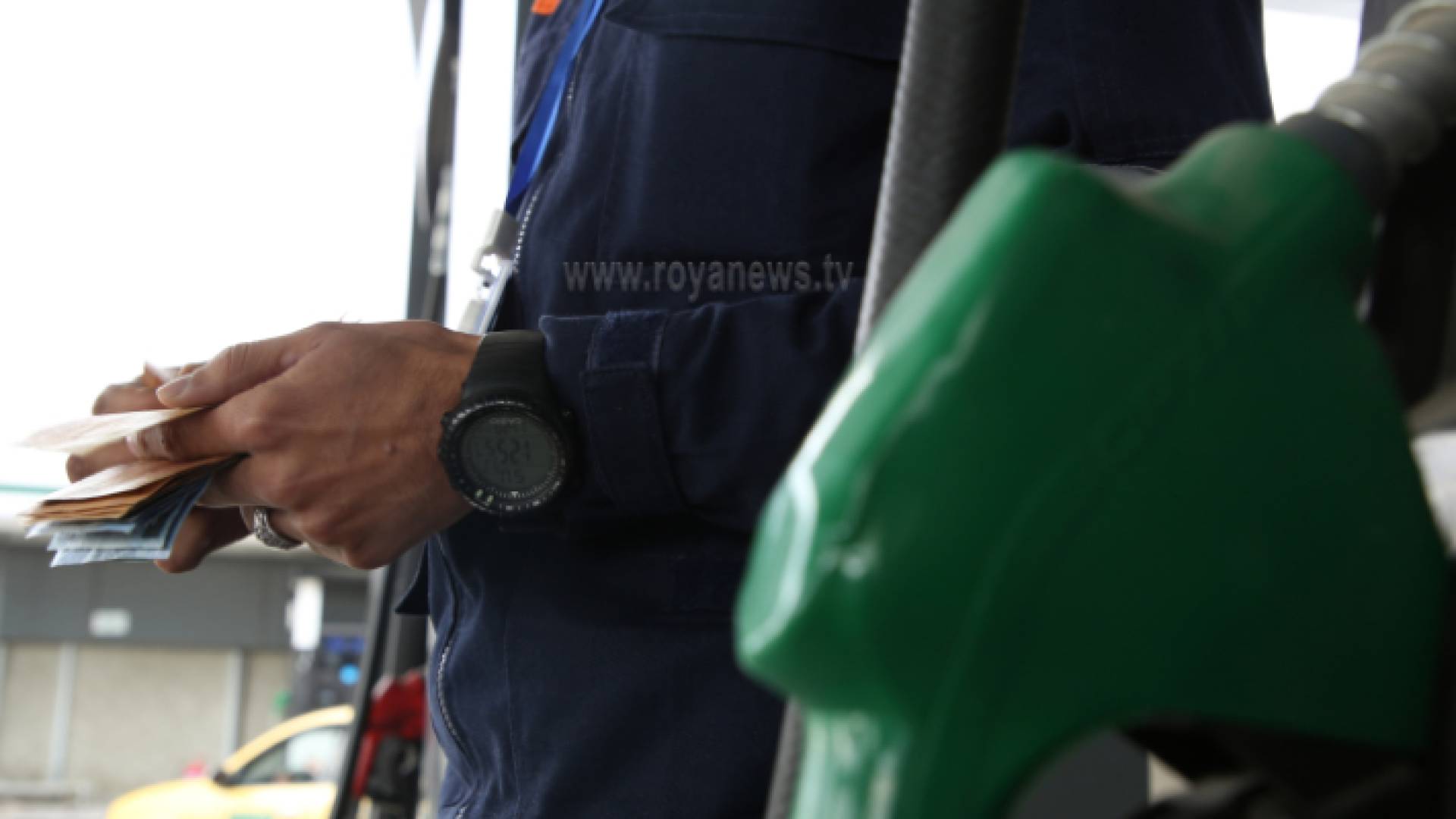 عامل بمحطة محروقات