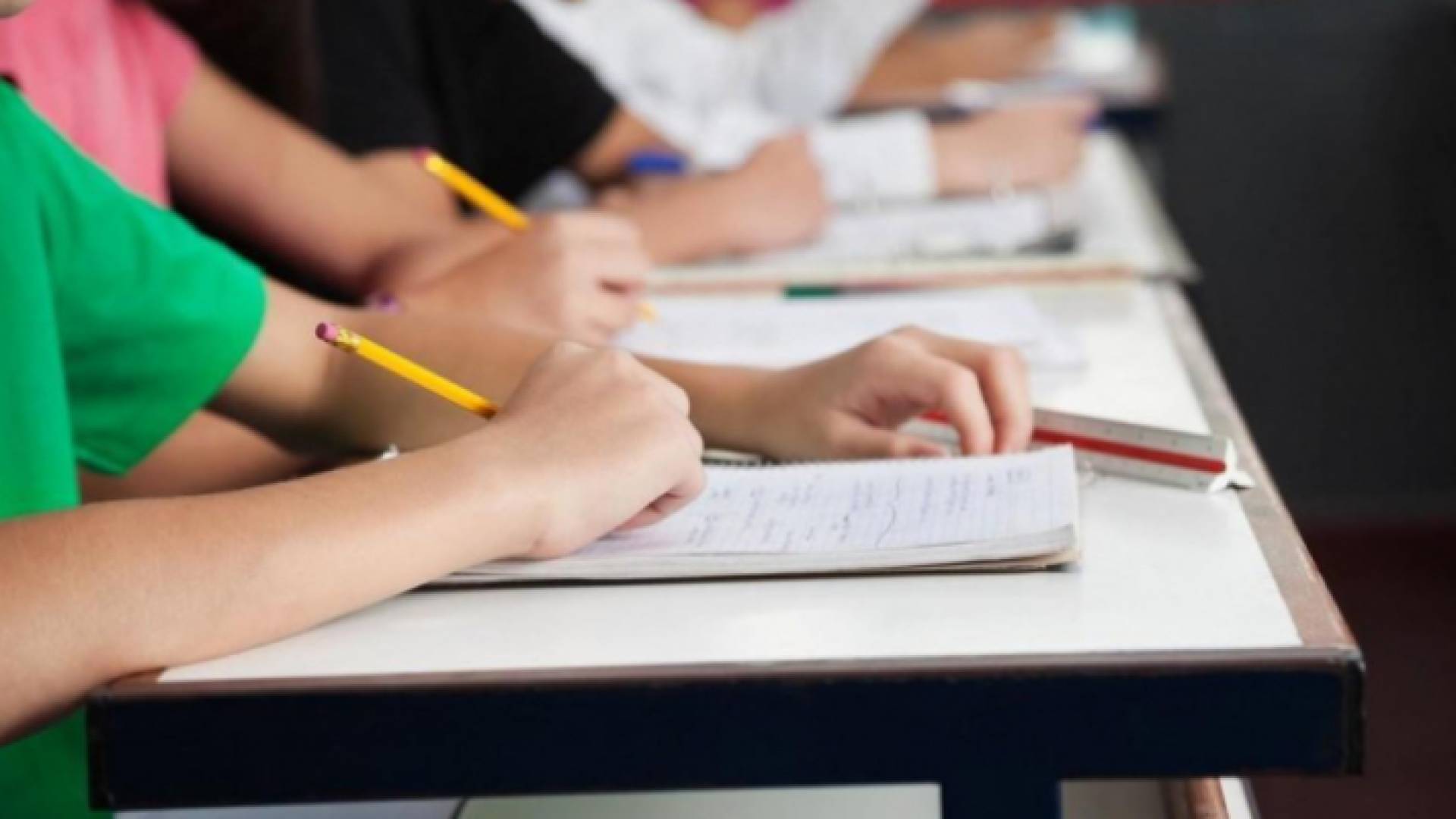 طلبة يؤدون امتحان التوجيهي