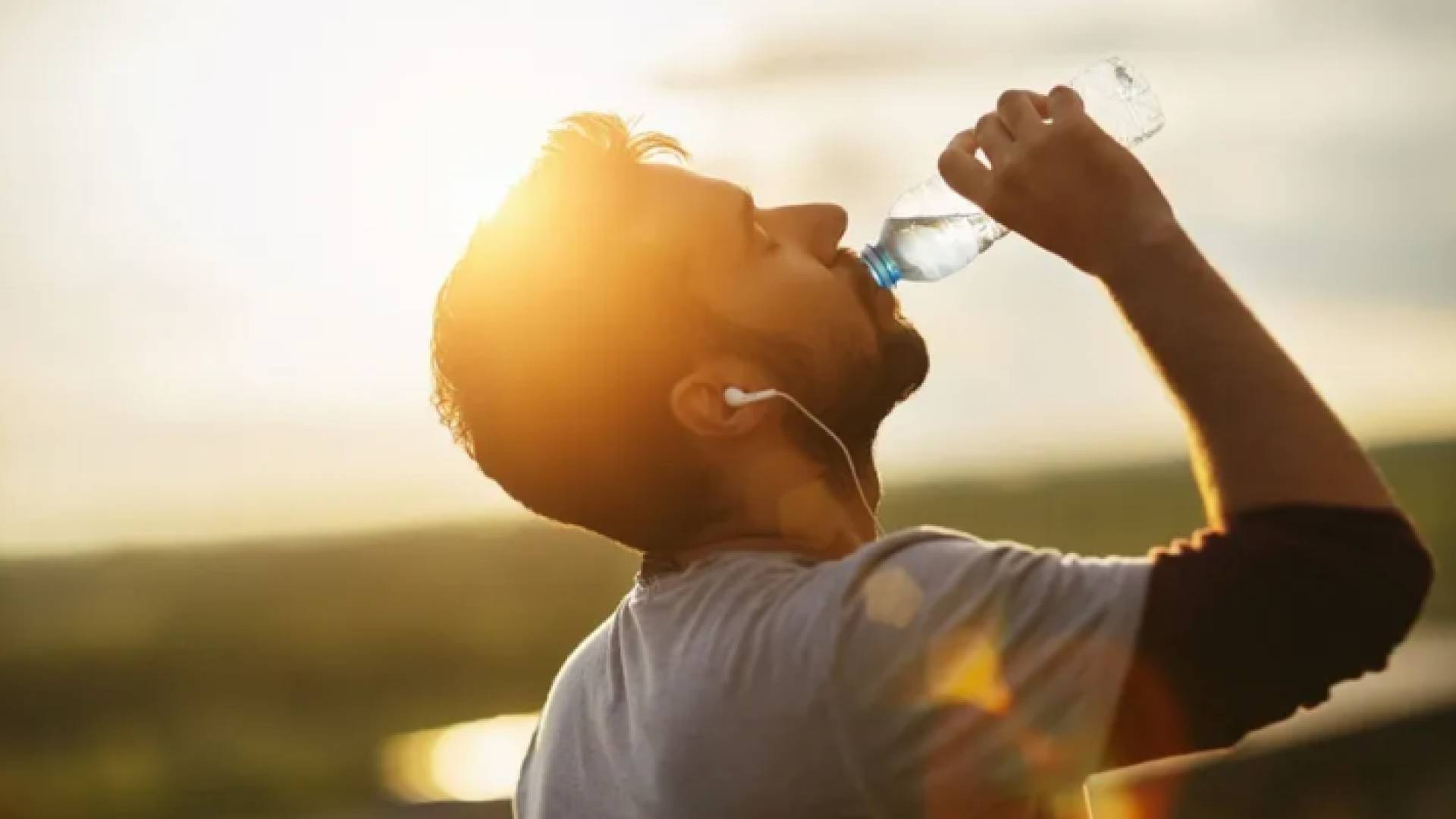 شخص يشرب الماء