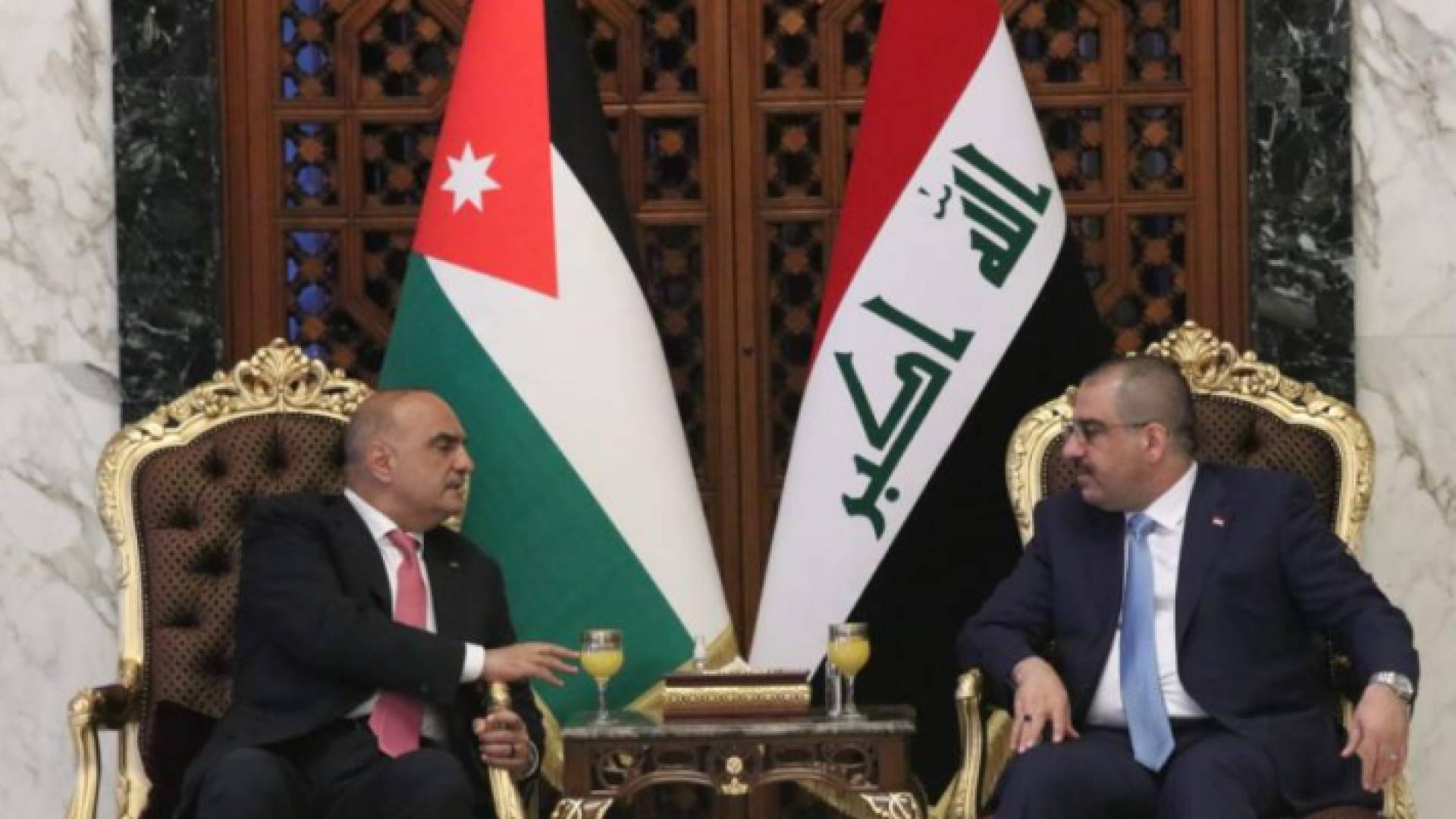 رئيس الوزراء بشر الخصاونة أثناء لقائه نظيره العراقي محمد شياع السوداني