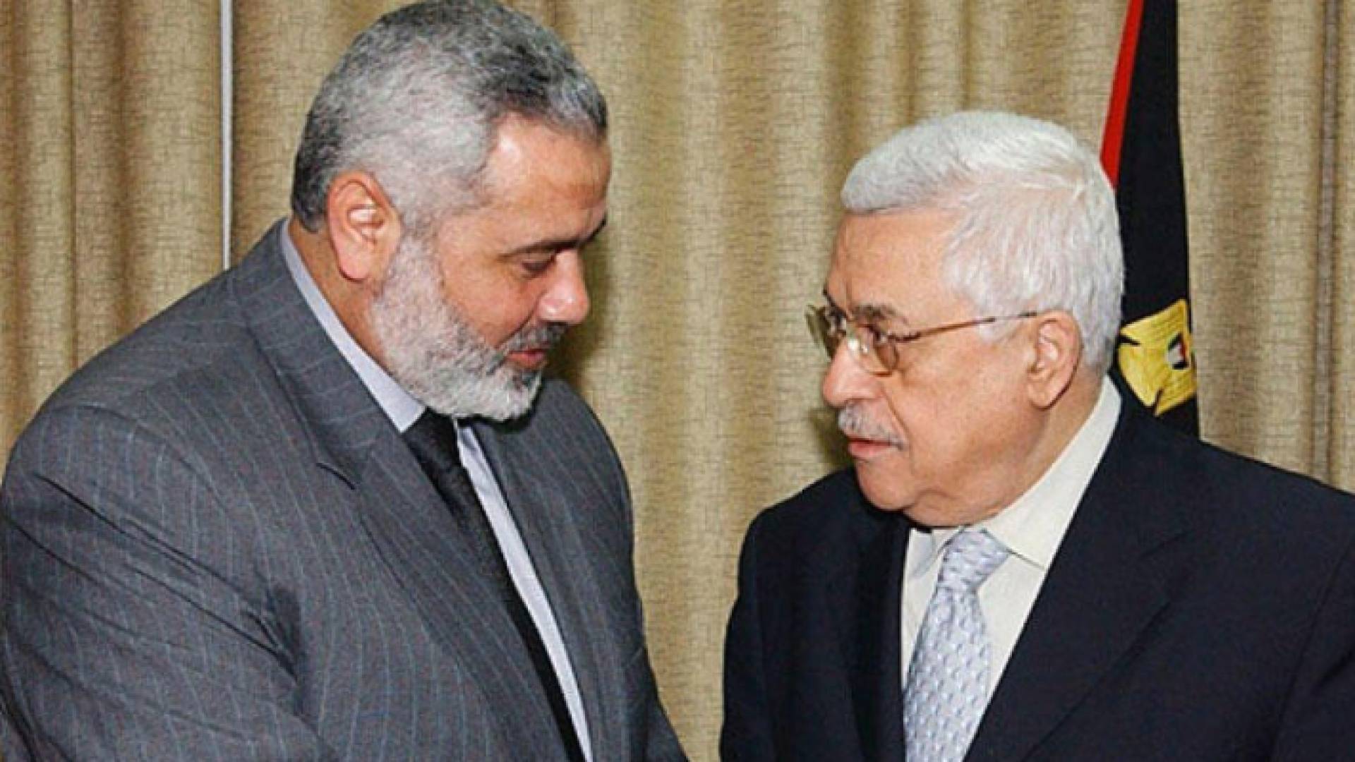 الرئيس الفلسطيني محمود عباس ورئيس المكتب السياسي لحركة حماس اسماعيل هنية