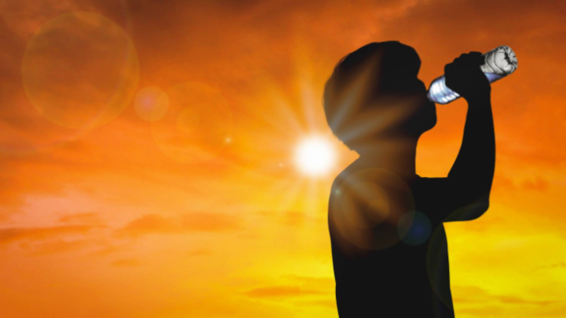 طفل يشرب الماء في أجواء حارة