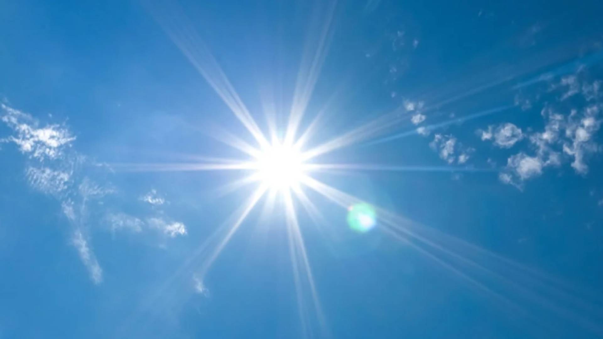 شمس تتوسط السماء