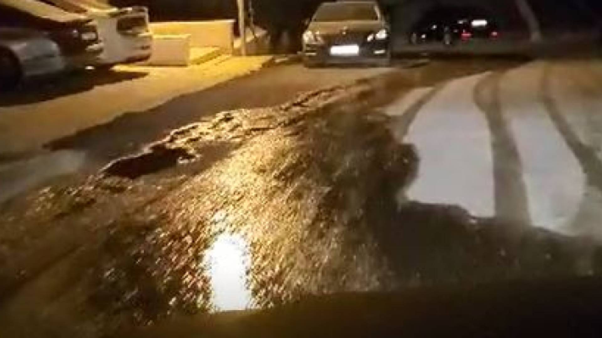 هدر للمياه في الشارع العام