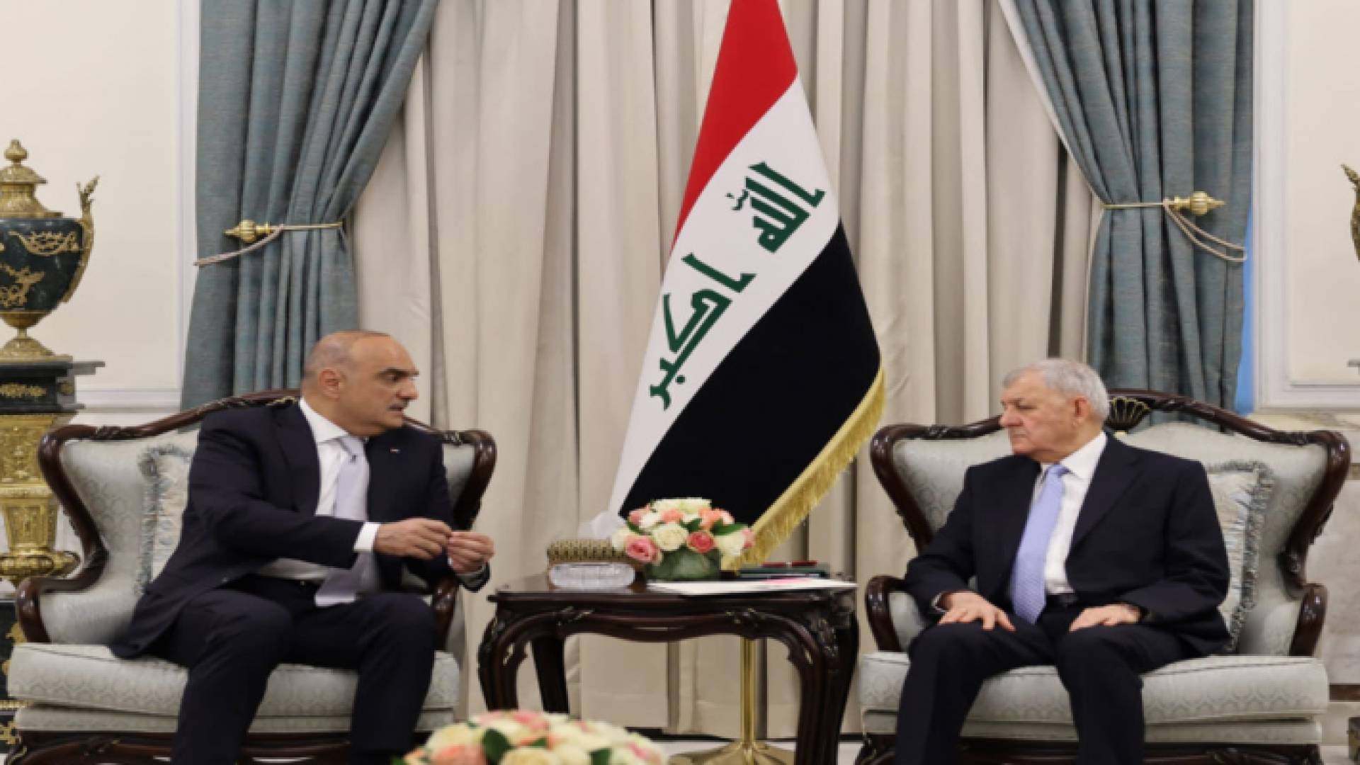 رئيس الوزراء الدكتور بشر الخصاونة أثناء لقائه رئيس جمهورية العراق الدكتور عبداللطيف رشيد