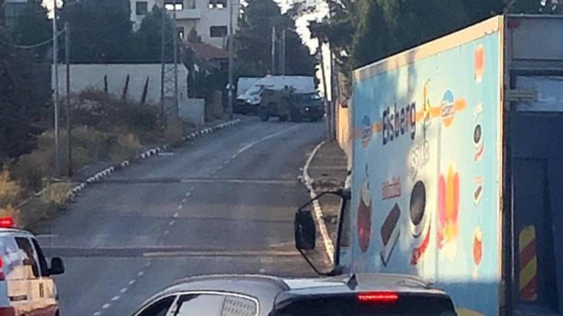 صورة للمركبة المحاصرة