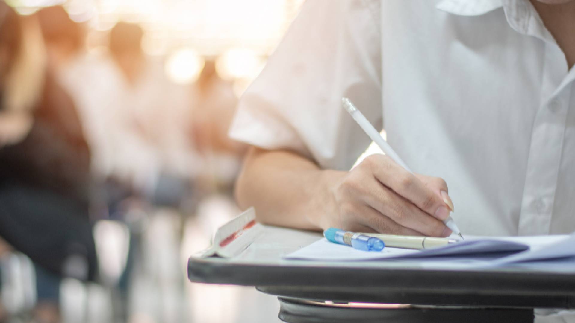 شخص يتقدم للامتحان - تعبيرية