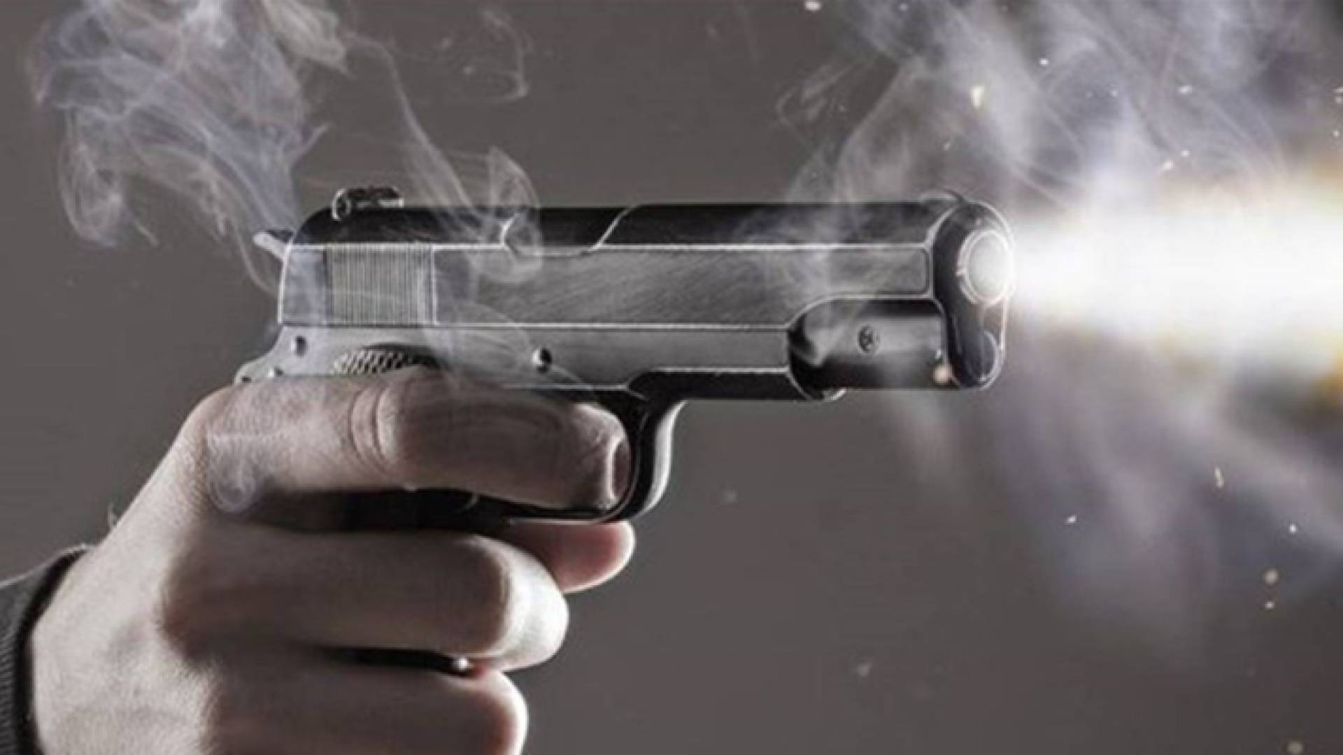 صورة تعبيرية لشخص يستخدم المسدس