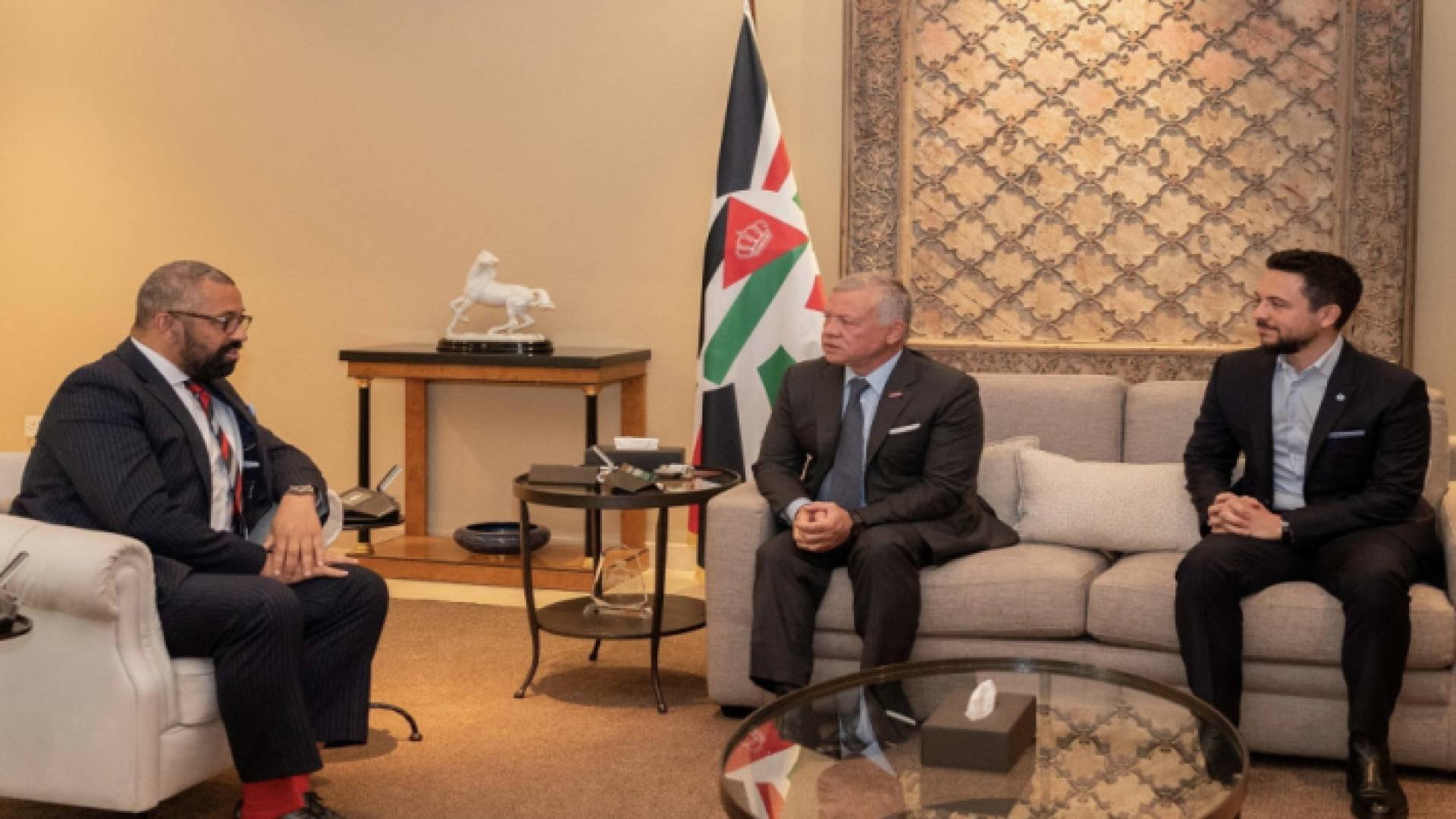 الملك وولي العهد يستقبلان وزير الخارجية البريطاني.(الديوان الملكي الهاشمي)