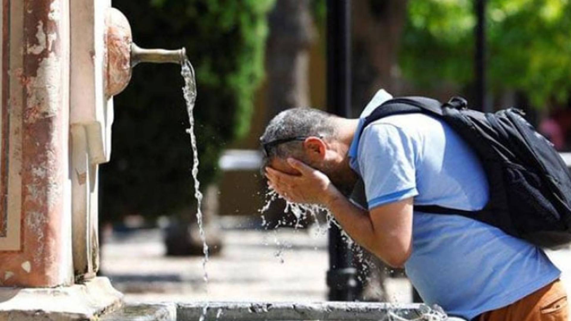 شخص يغسل وجهه بالماء