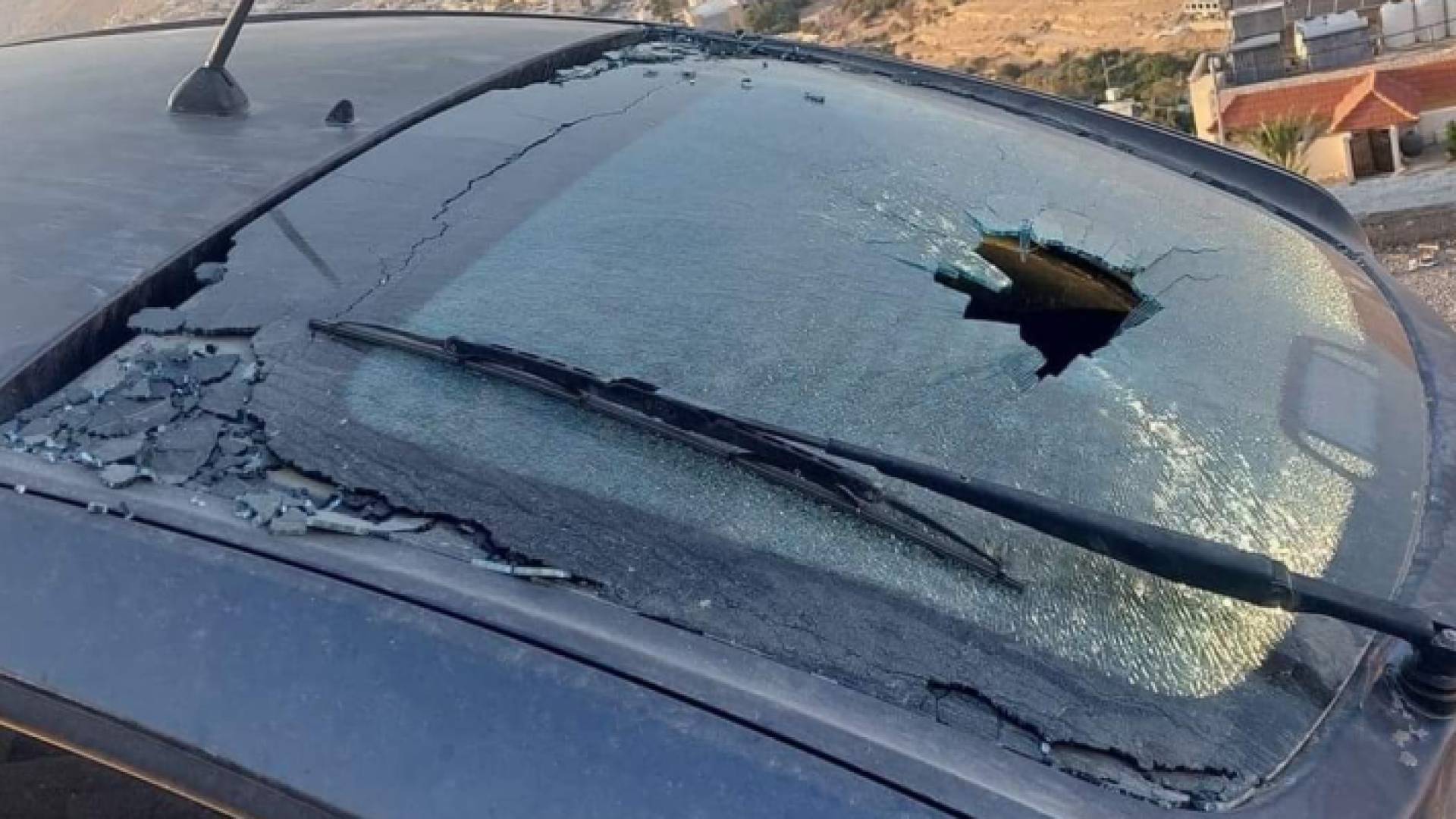 الرصاصة بعد ان أصابت زجاج المركبة
