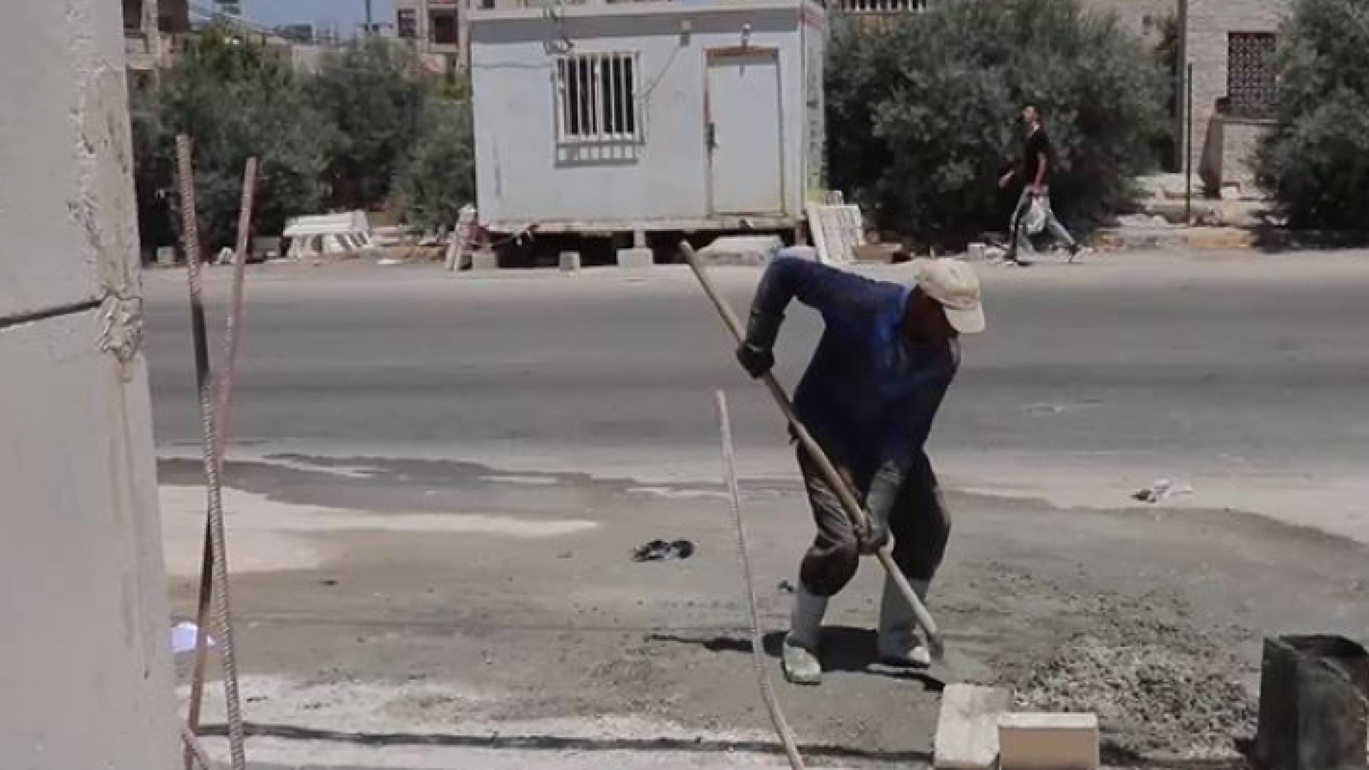 عامل يعمل تحت أشعة الشمس