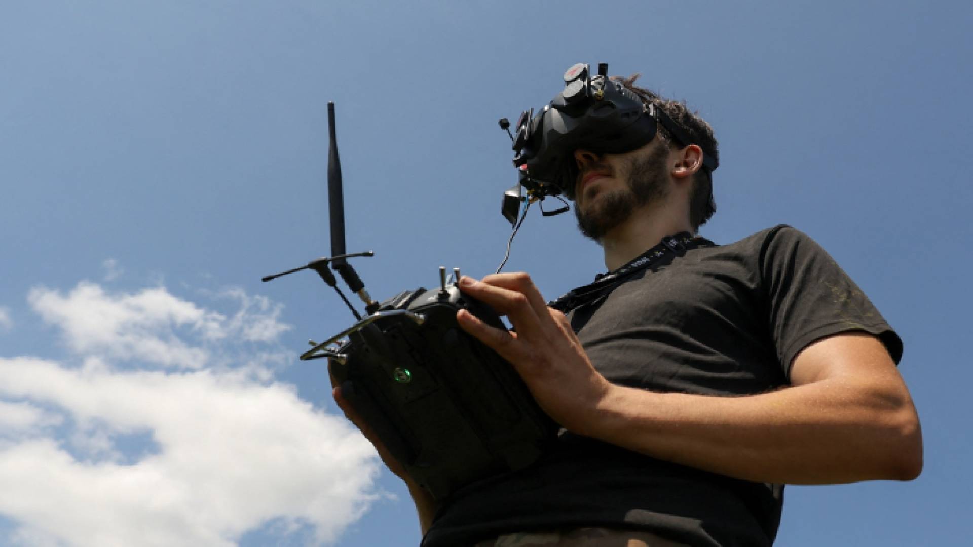 تحكم بطائرة مسيرة - تعبيرية