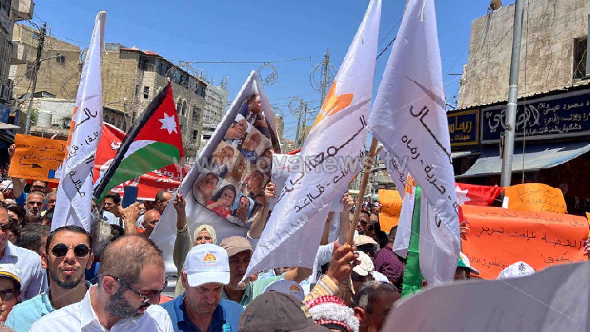أردنيون ينفذون مسيرة احتجاجية