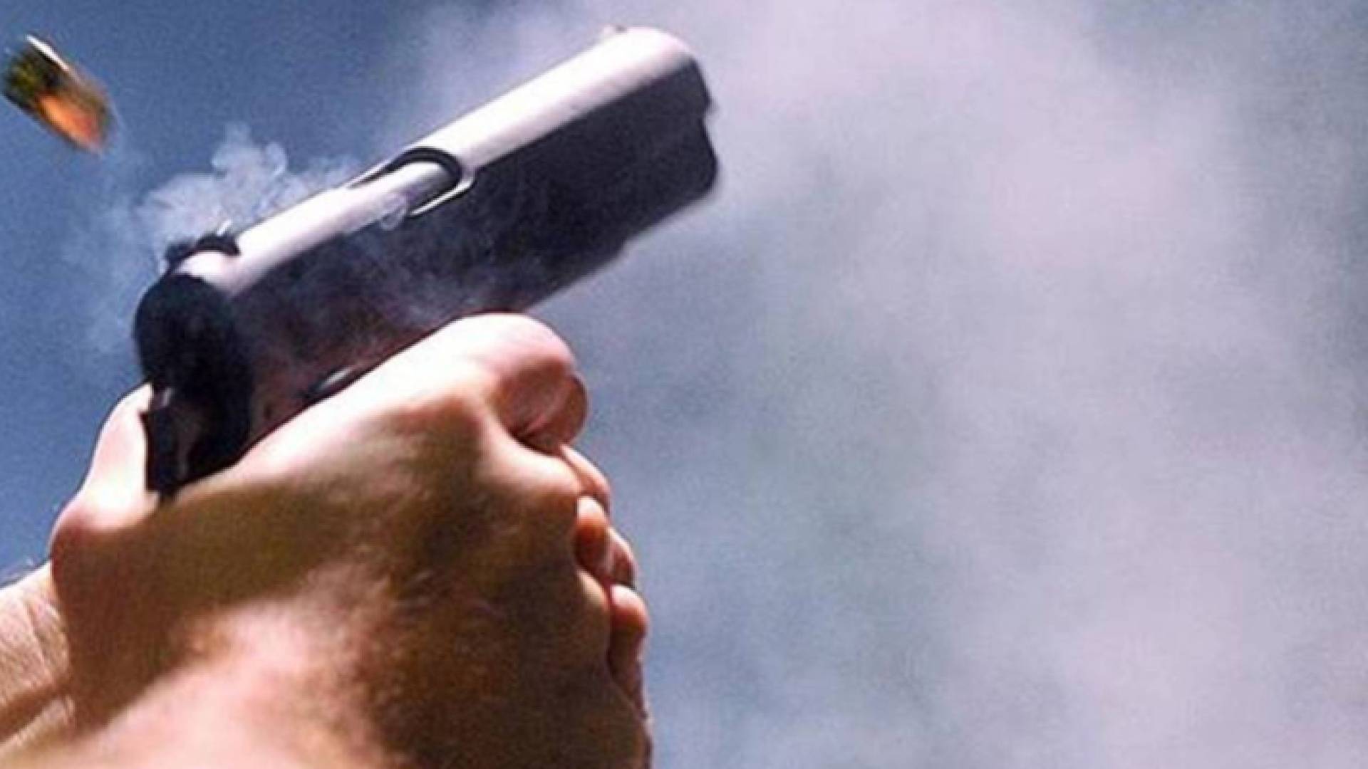 شخص يطلق عيارات نارية