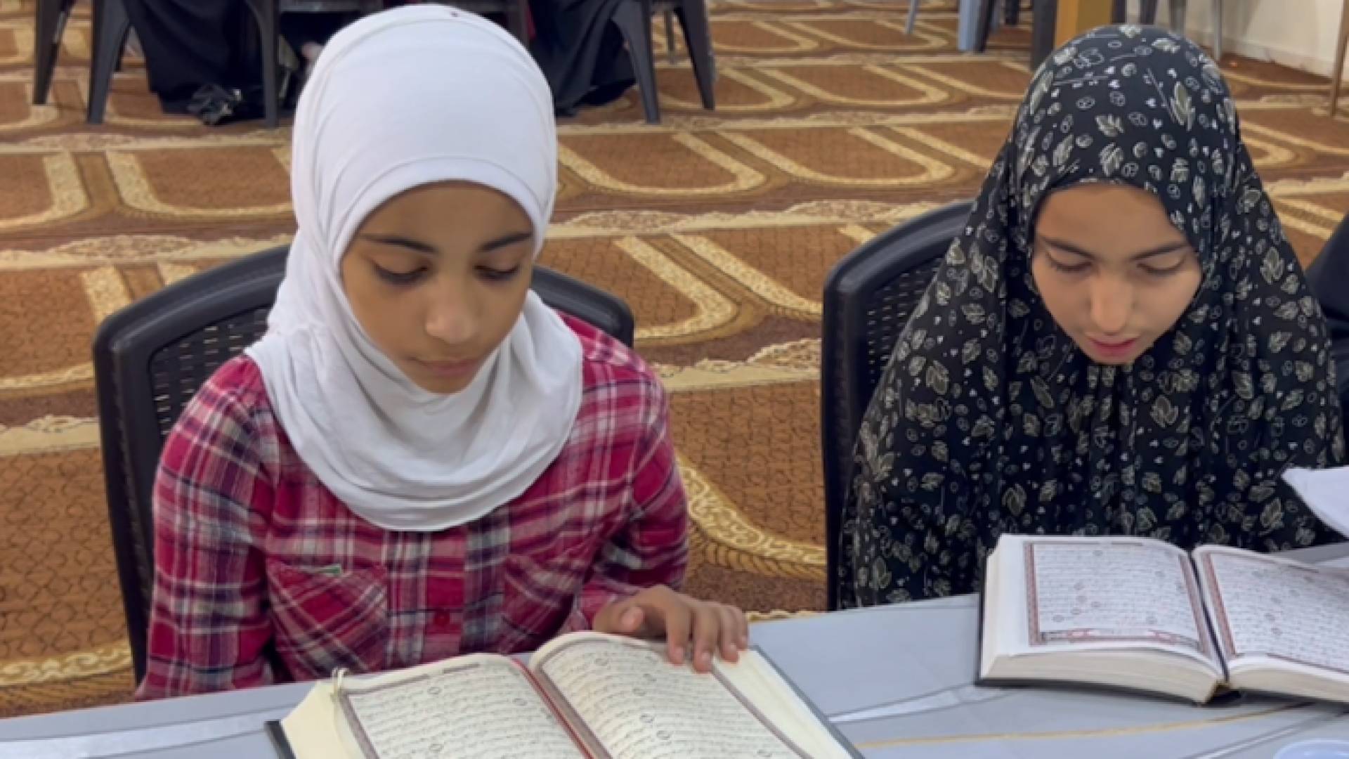 طالبتان تحفظان القرآن الكريم