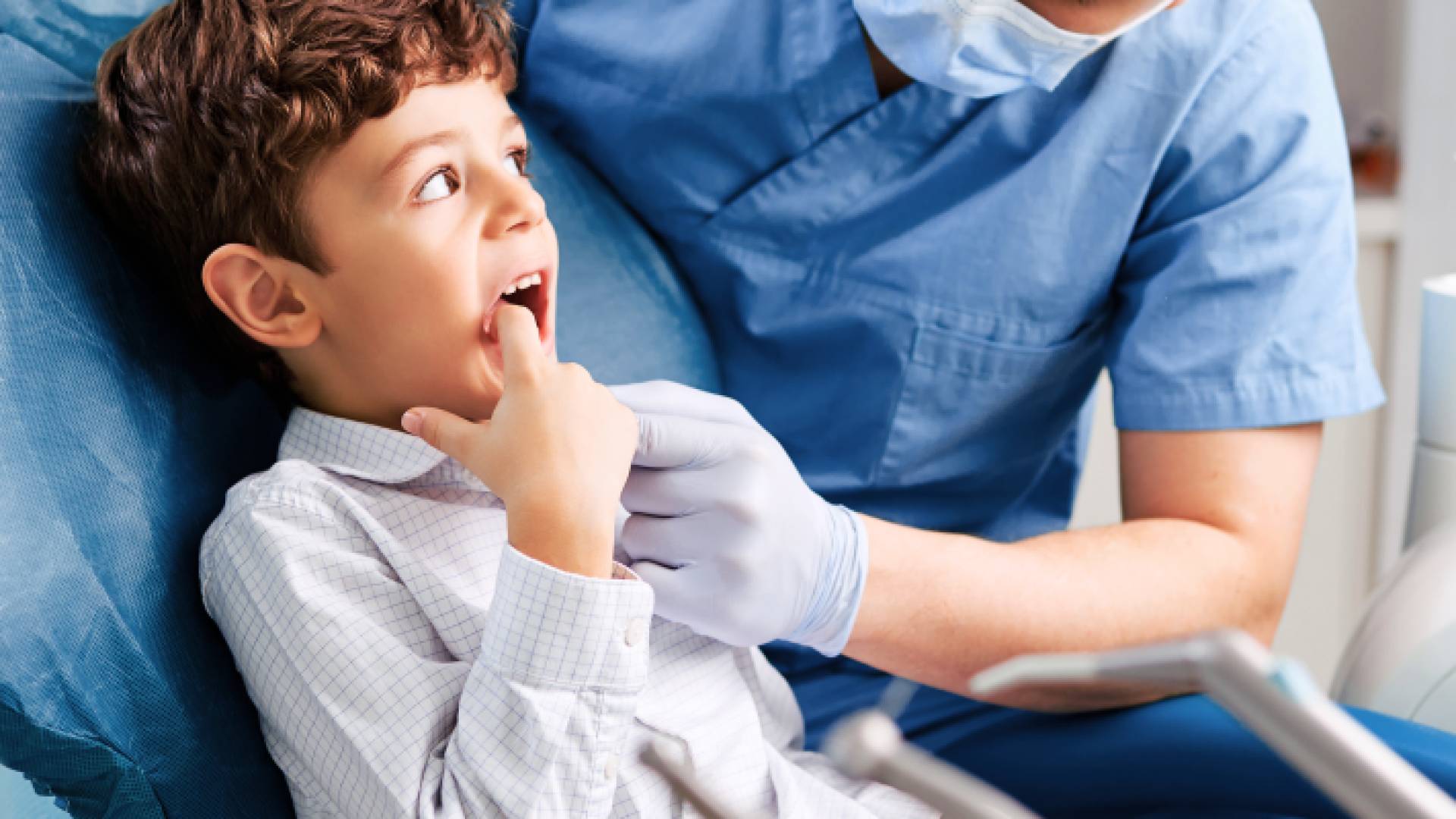 طفل يتلقى العلاج