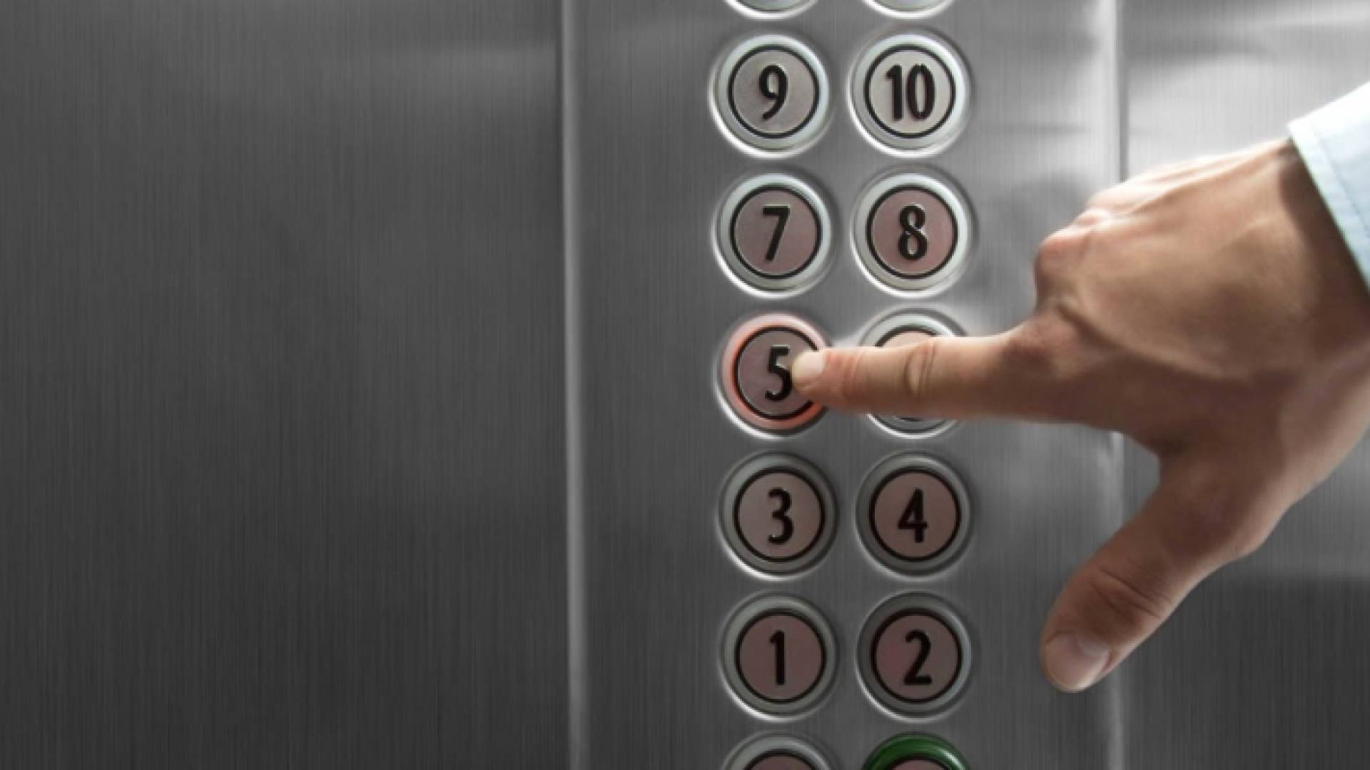 شخص يستعد للصعود في مصعد