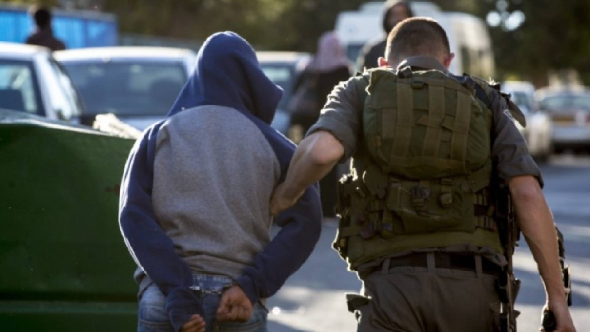 اعتقال فلسطيني من قبل جيش الاحتلال