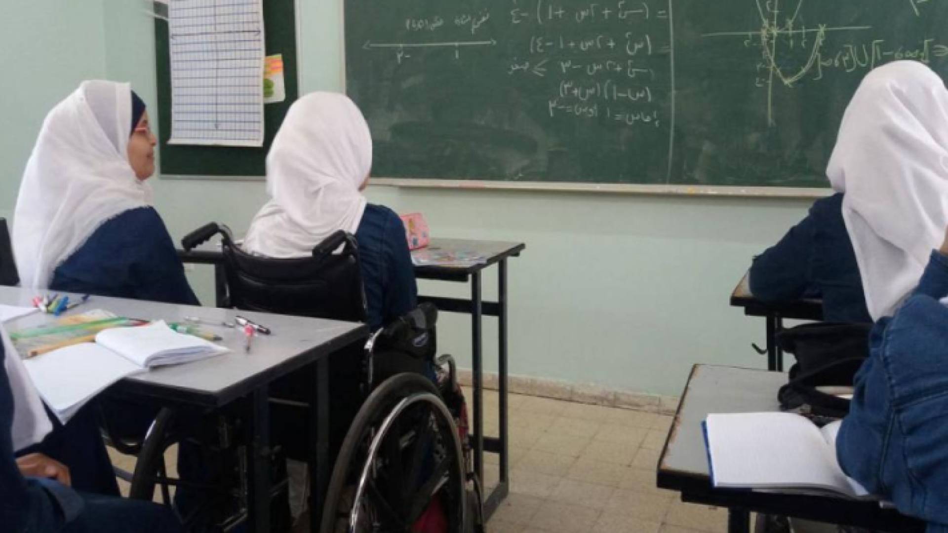 طالبات في صف مدرسي