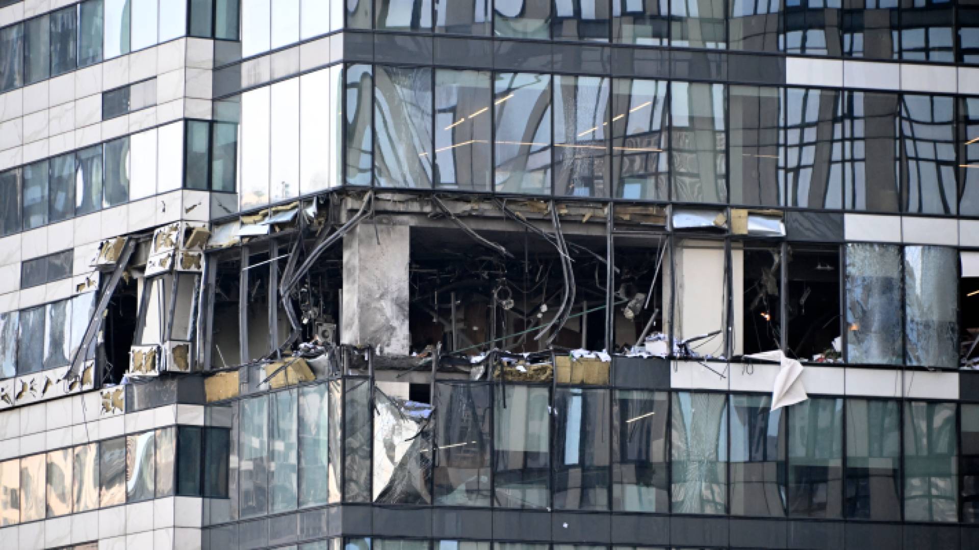 مبنى متضرر في مركز موسكو الدولي للأعمال في أعقاب هجوم بطائرة بدون طيار