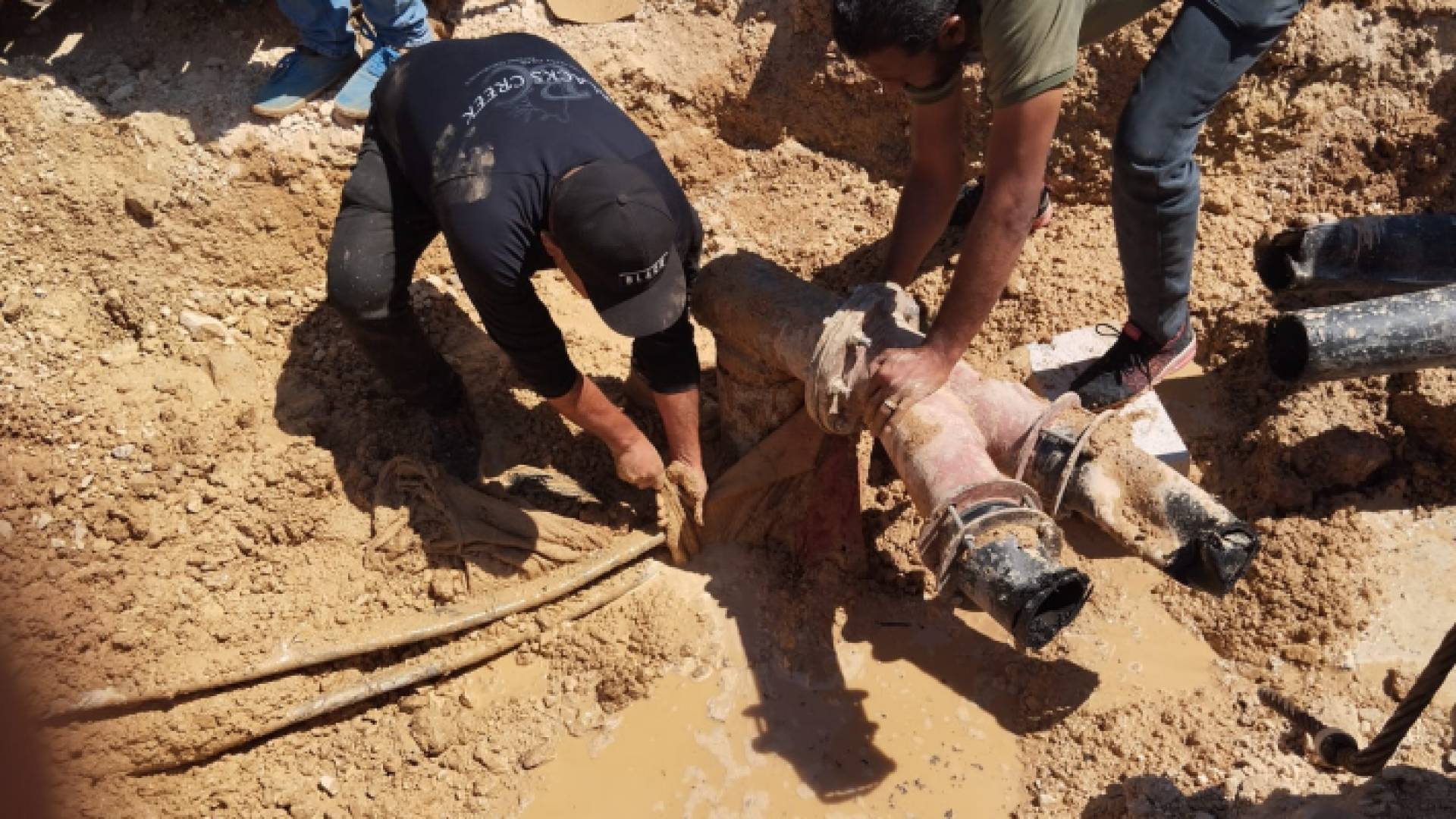 لقطة من ضبط توصيل خطوط مياه مخالفة