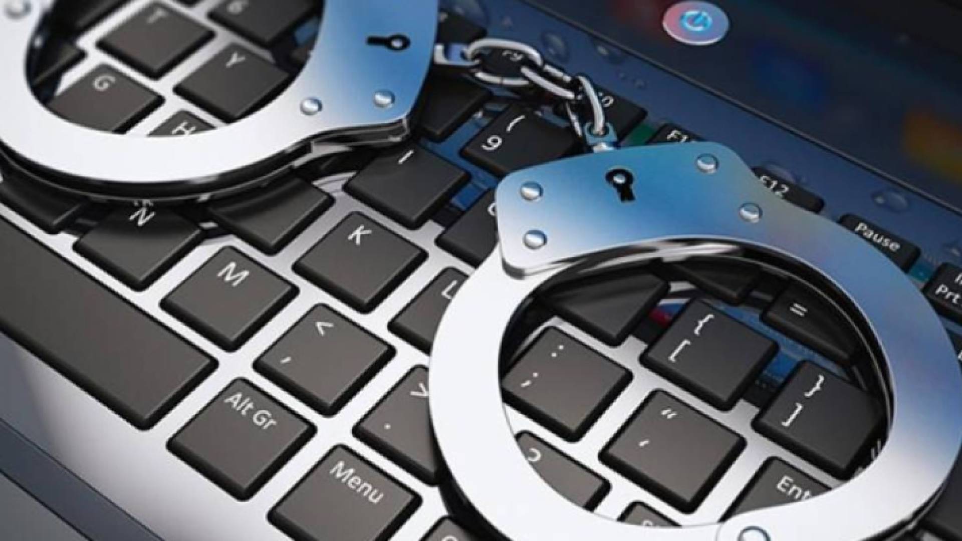 أصفاد وجهاز كمبيوتر "تعبيرية"