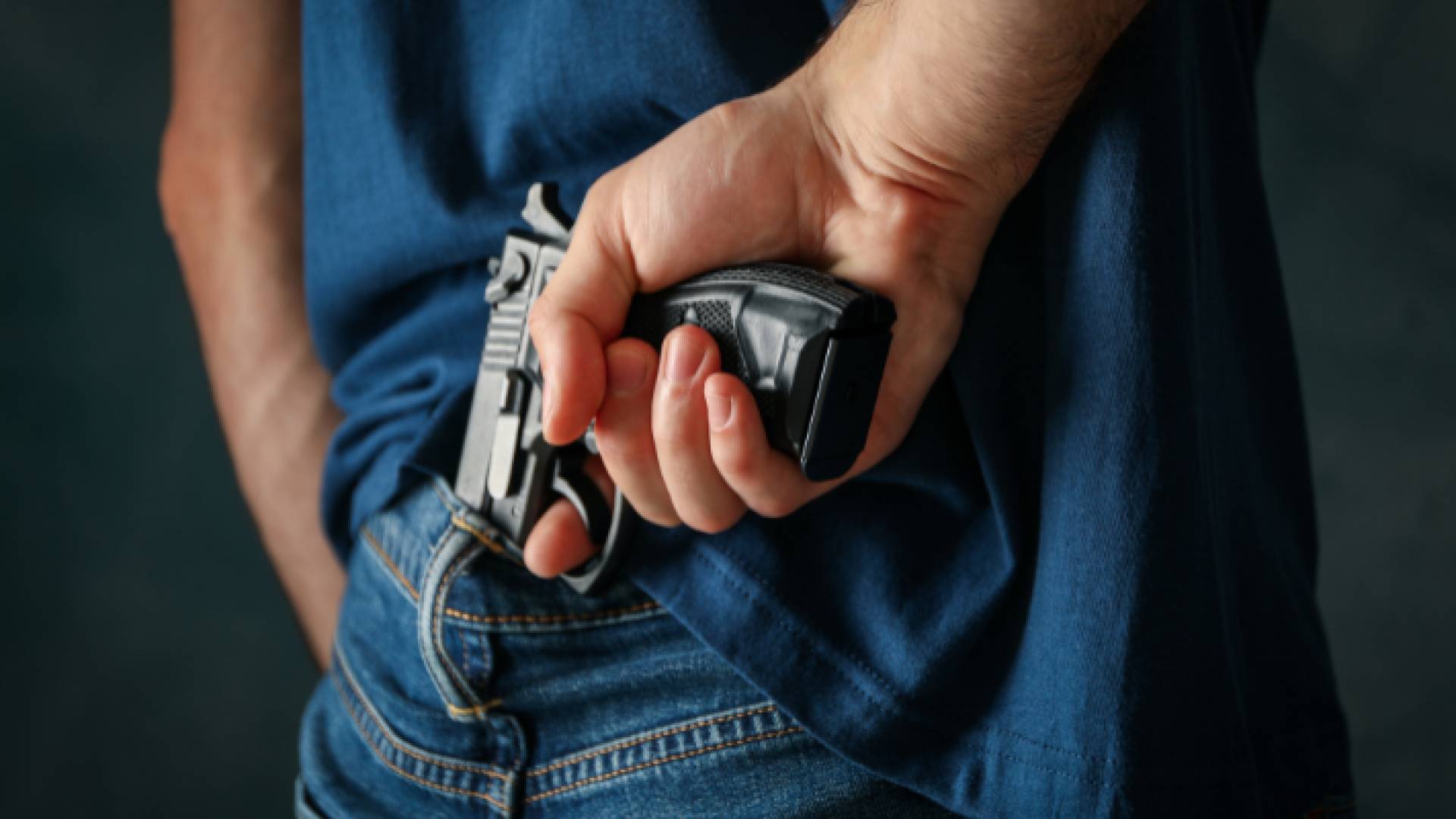 شخص يحمل مسدس - تعبيرية