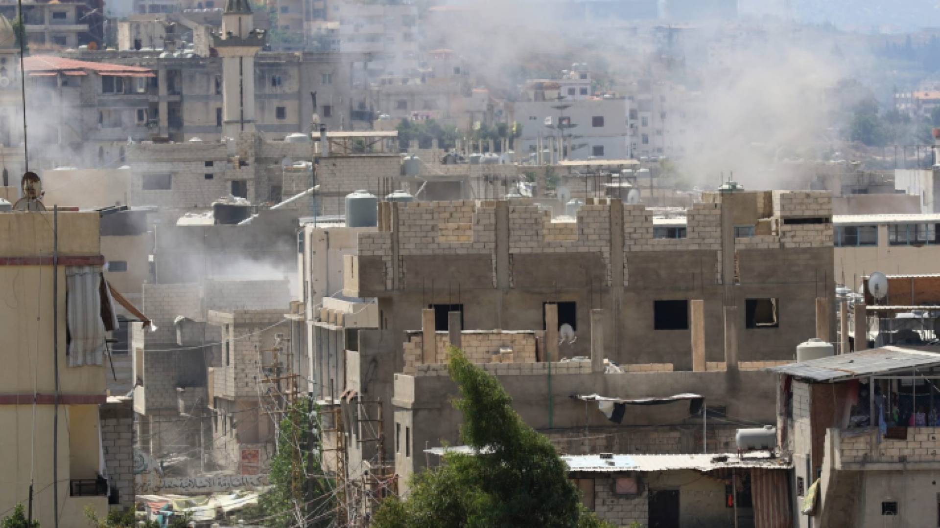 تصاعد الدخان في مخيم عين الحلوة قرب صيدا