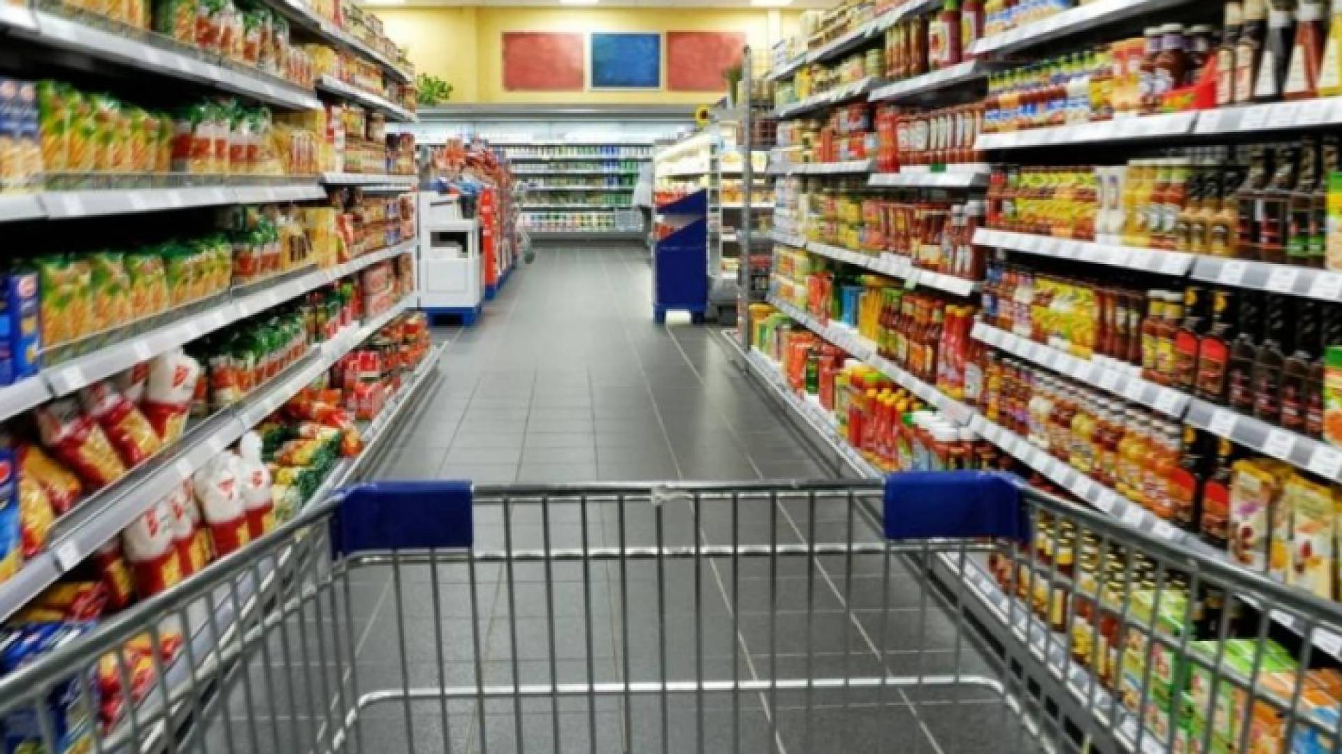 عربة تسوق وسلع غذائية