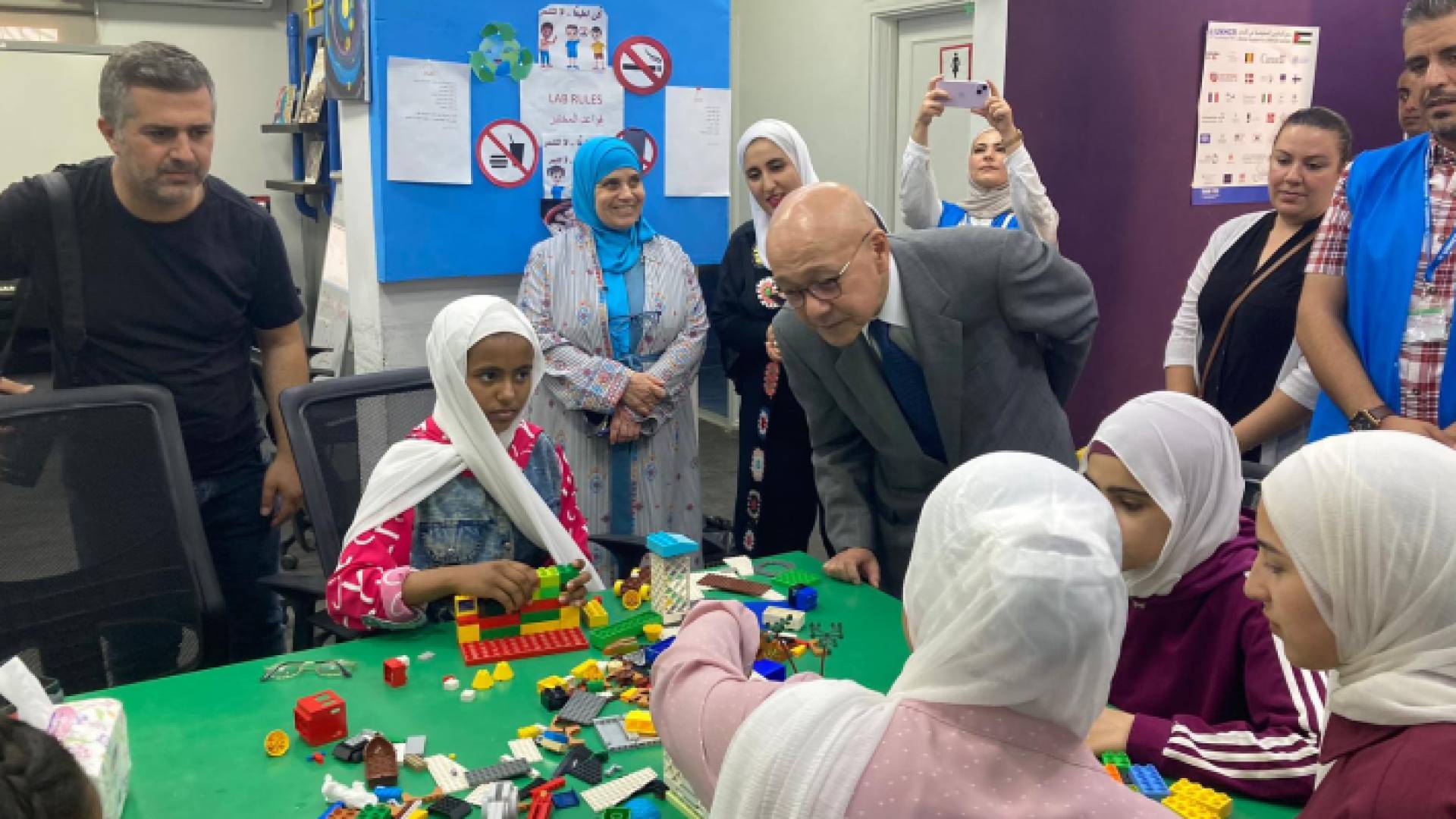 سفير اليابان يزور عائلة سورية