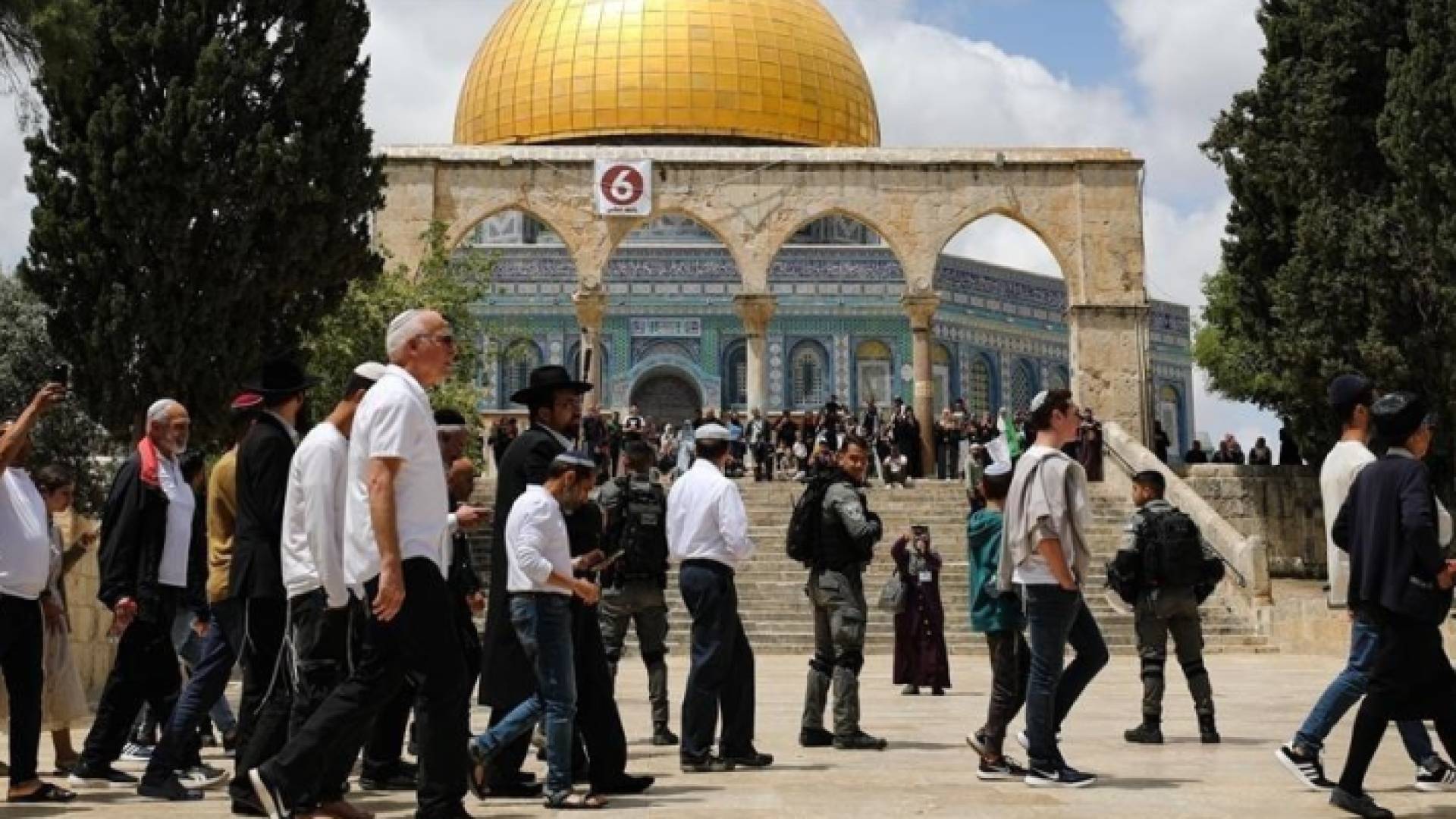 اقتحام مستوطنين لباحات المسجد الأقصى