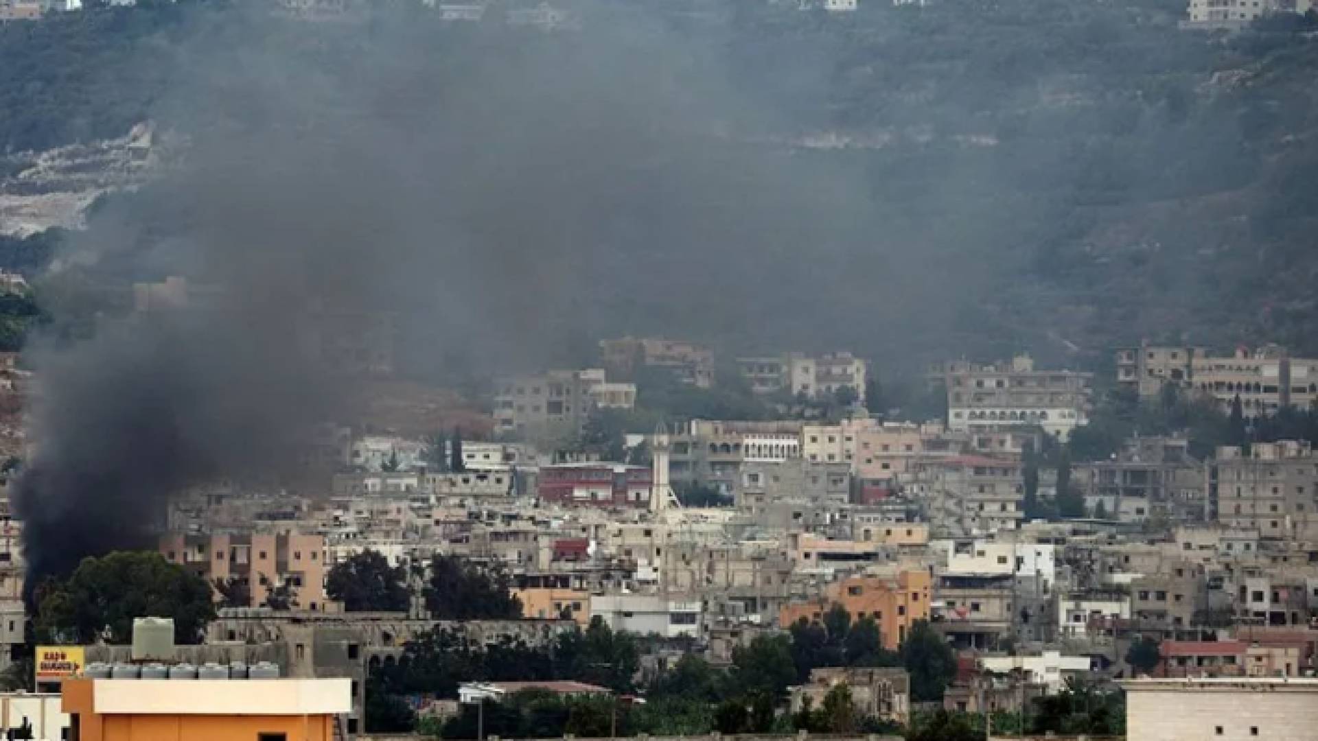 أعمدة دخان تتصاعد إثر اشتباكات في مخيم عين الحلوة